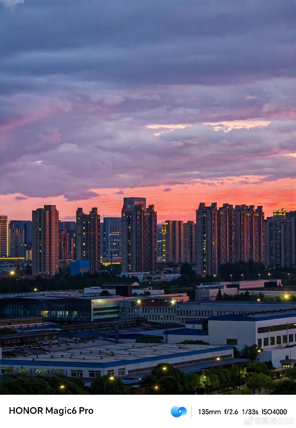 给这张城市日落时分的照片配上朋友圈文案,可以这样写:  🌅「当城市