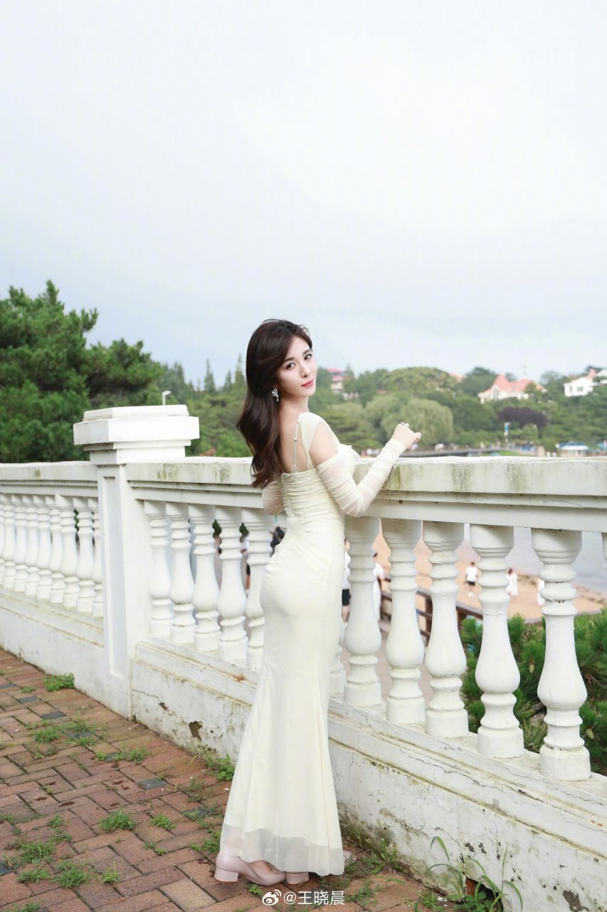 王晓晨海边随拍,美得像画中人～ #热点引擎计划# #王晓晨