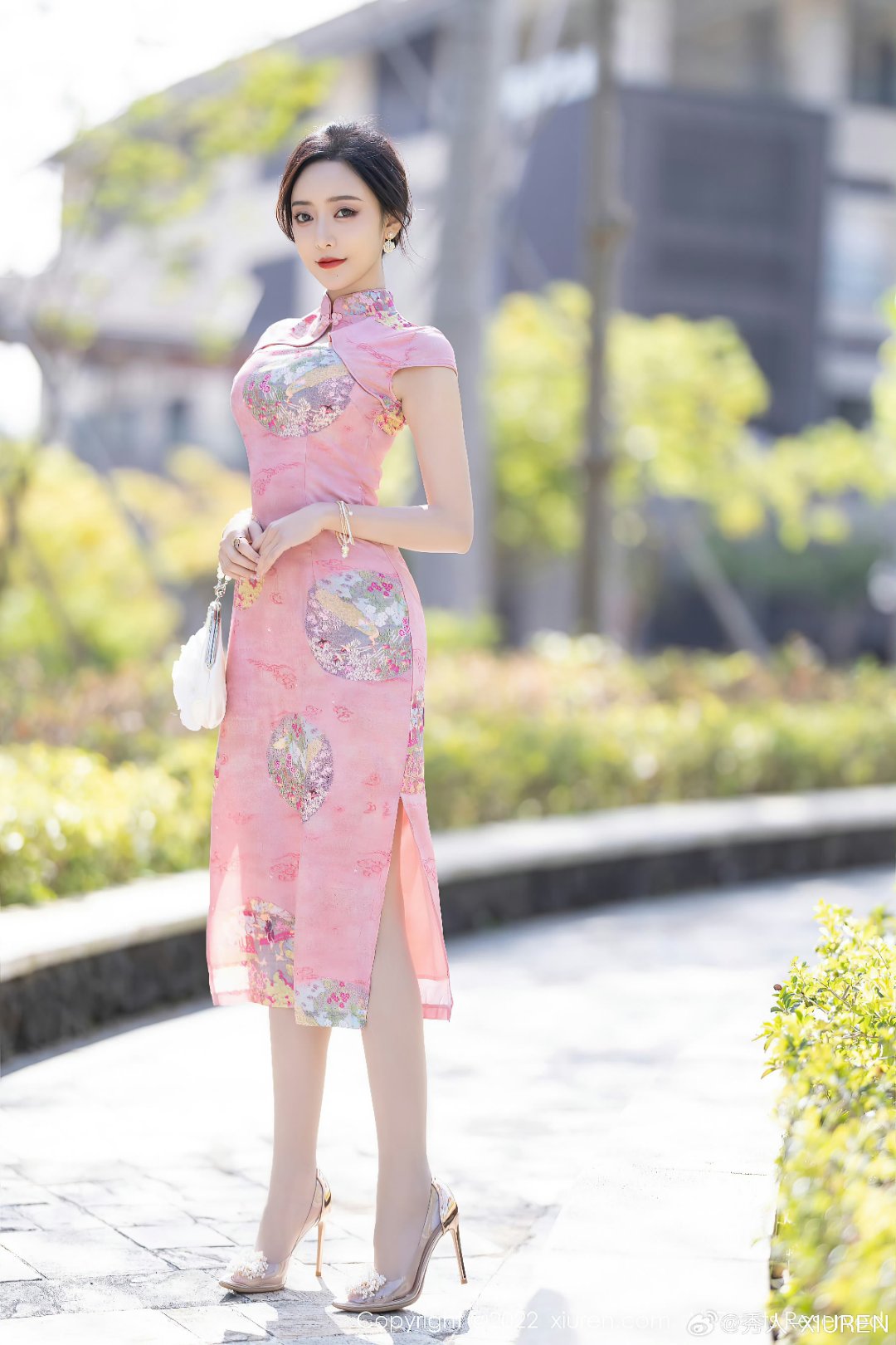 哇,这小姐姐穿旗袍也太美了吧!