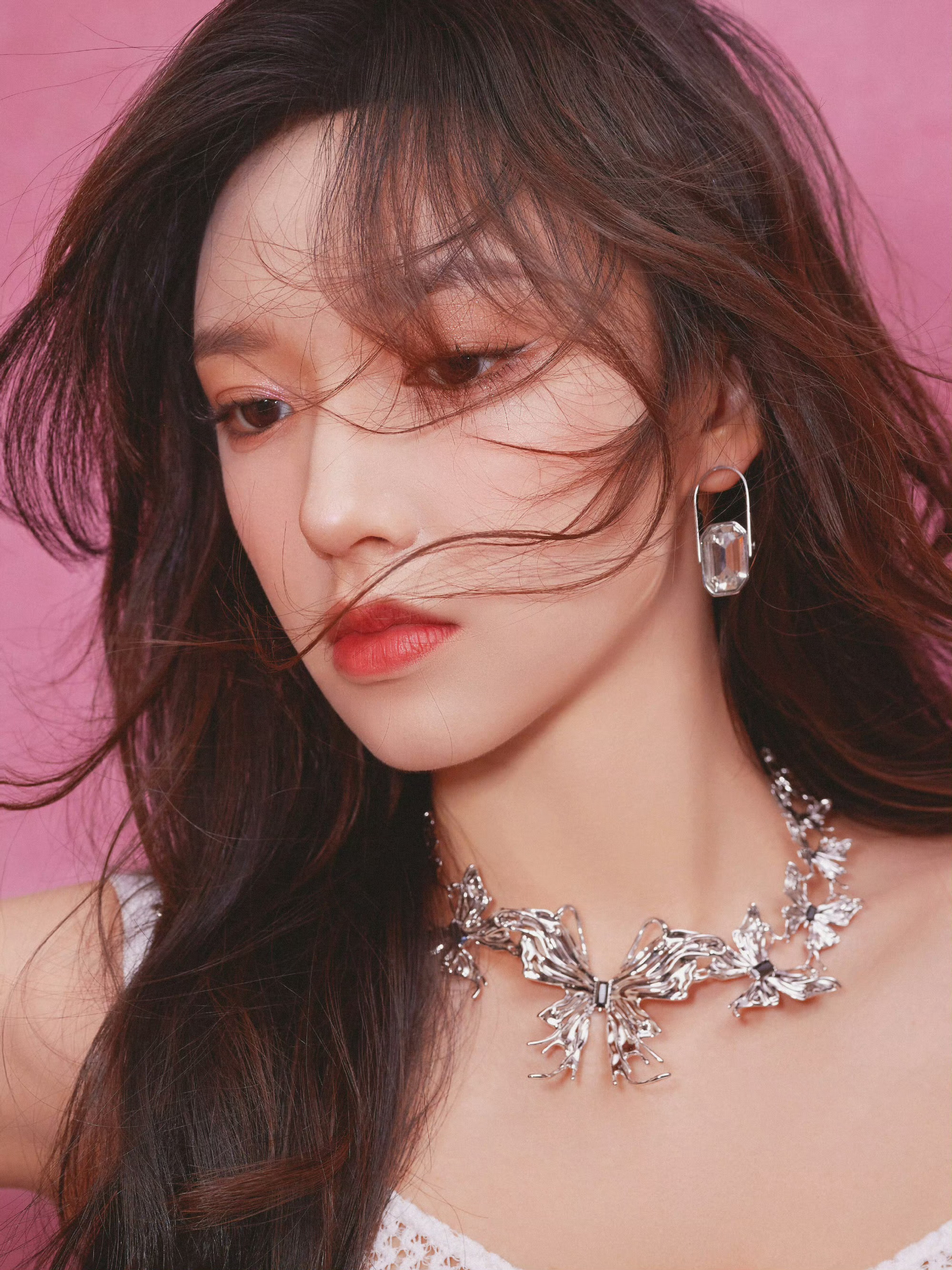 程潇,仙女本仙,blingbling的项链配上你的气质,美翻了.