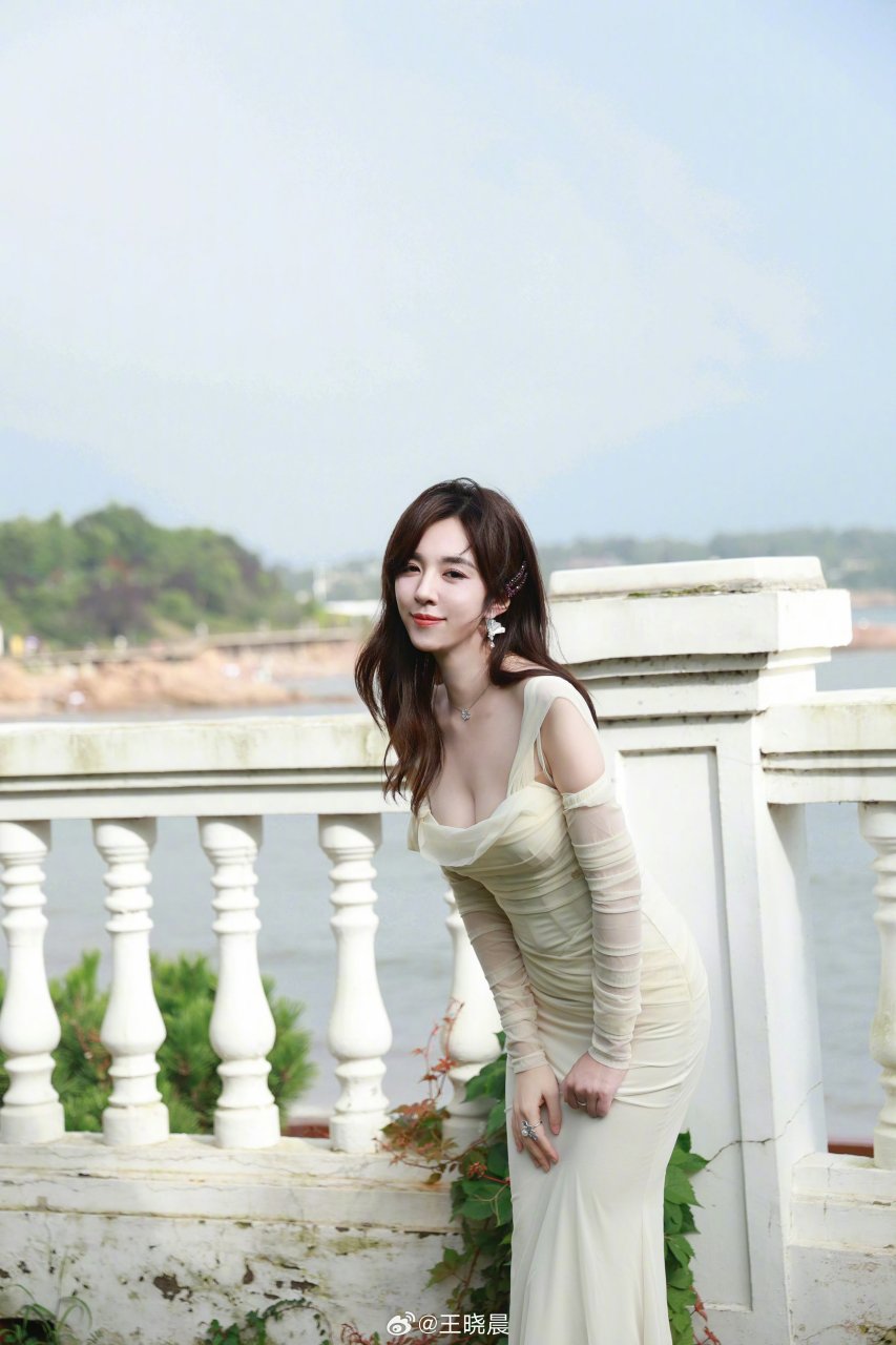 王晓晨海边随拍,美得像画中人～ #热点引擎计划# #王晓晨