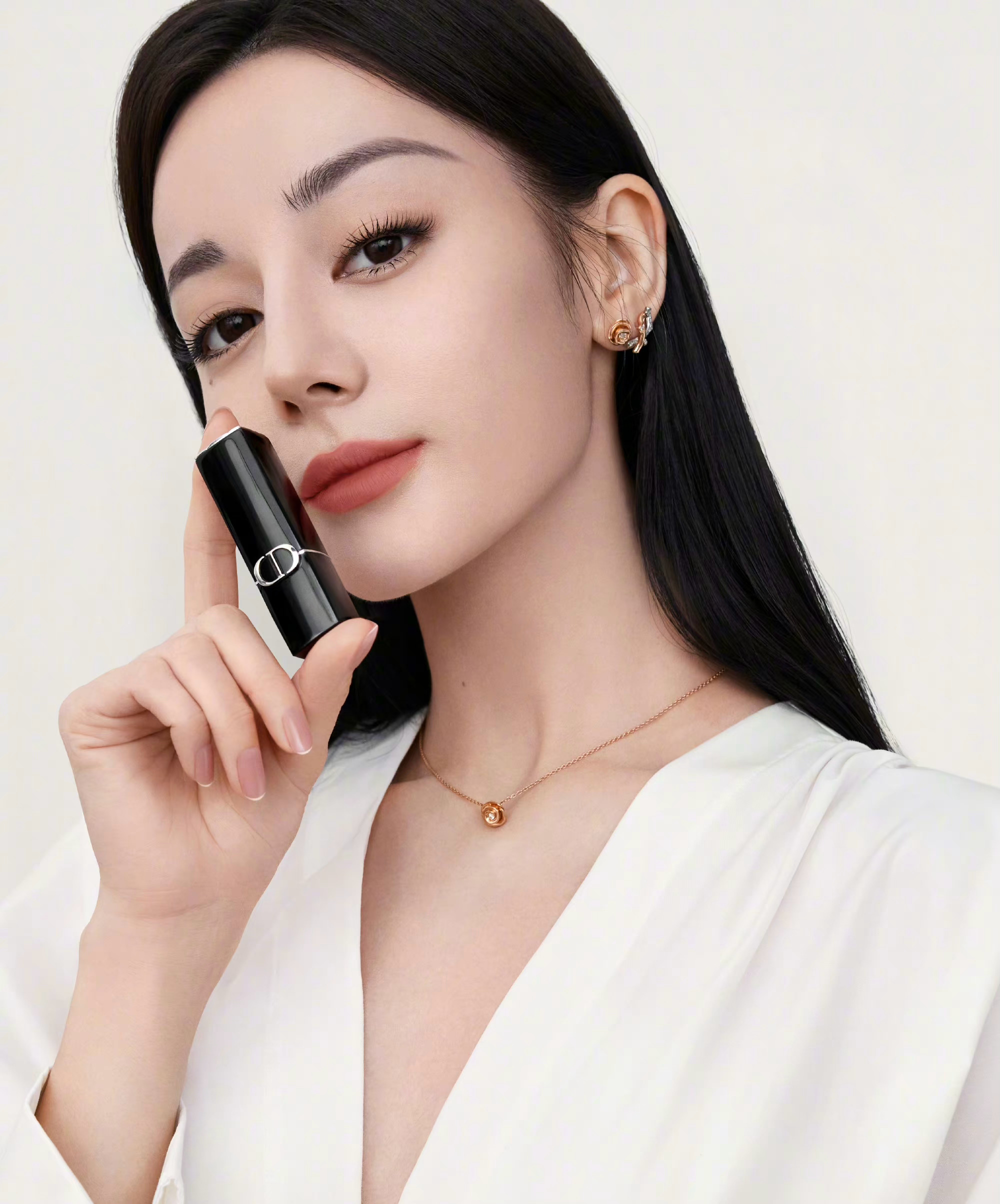 哇～#迪丽热巴# 这张特写长发美照简直让人心动不已!
