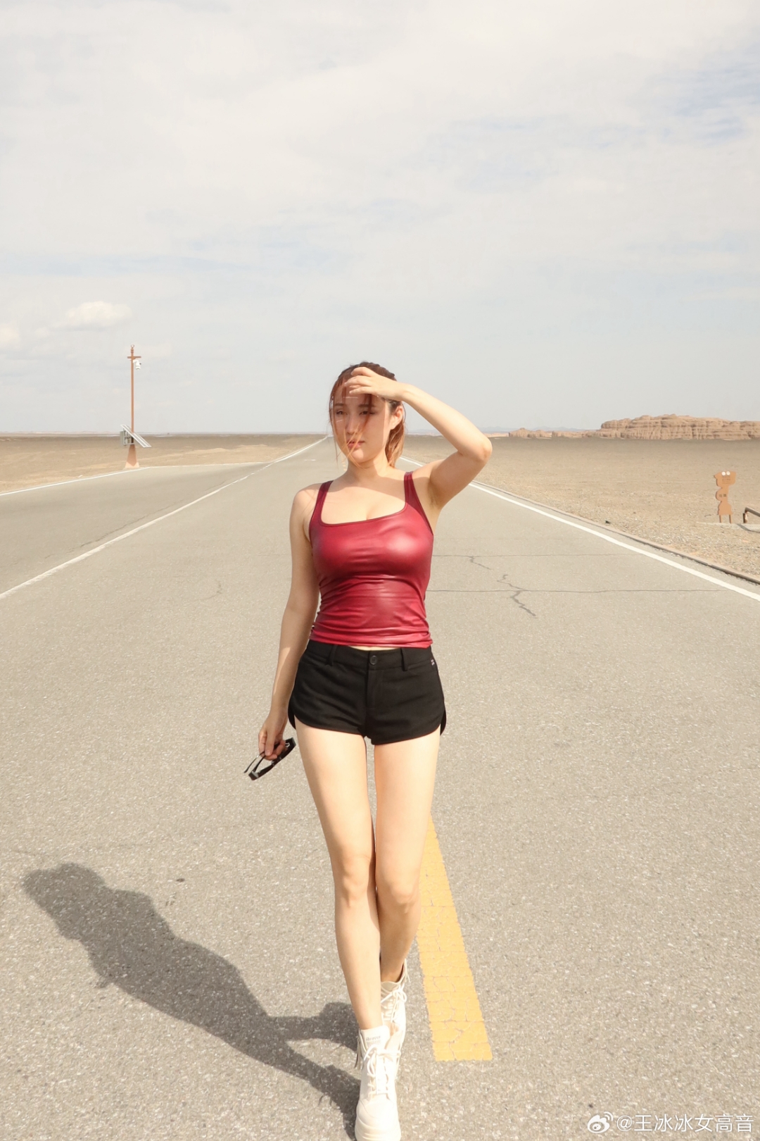 歌唱家王冰冰公路性感大片.#王冰冰