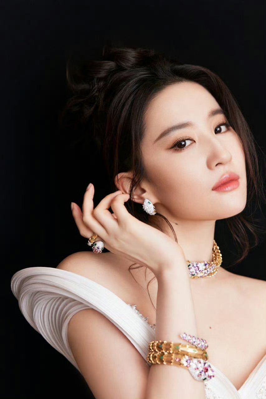 人物形象:照片中的女性呈现出一种温婉而高贵的气质