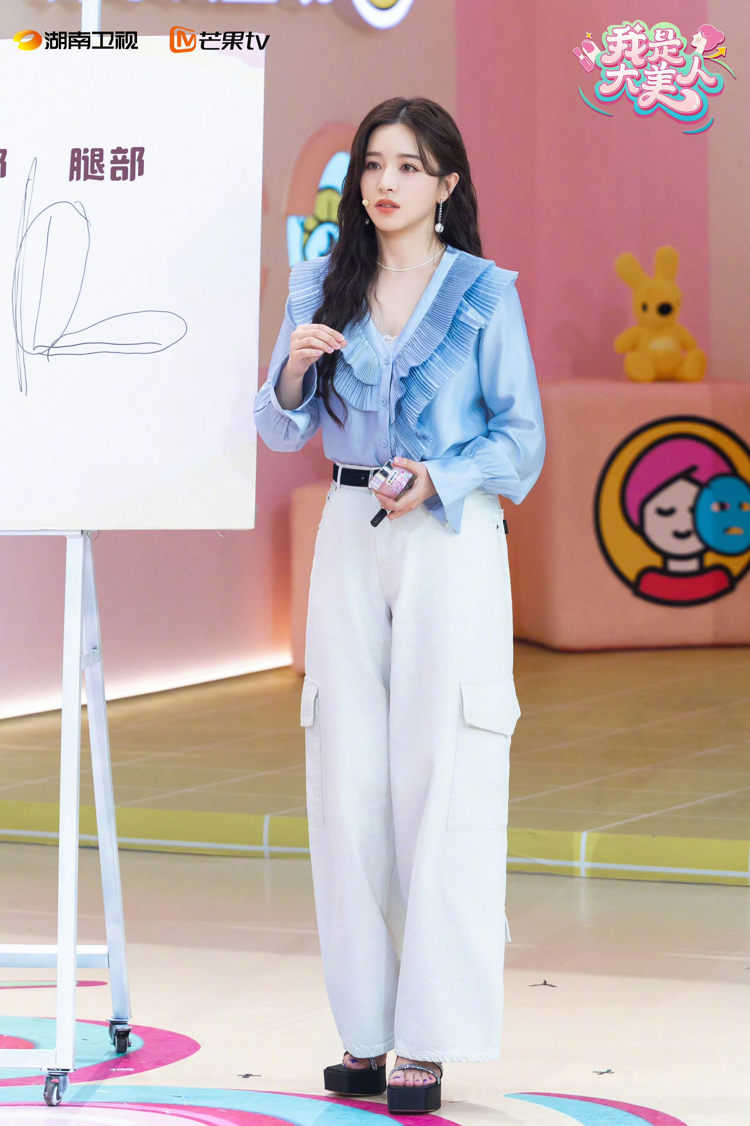 阚清子 在湖南卫视m芒果tv现场,分享穿搭心得,腿部线条超好看!