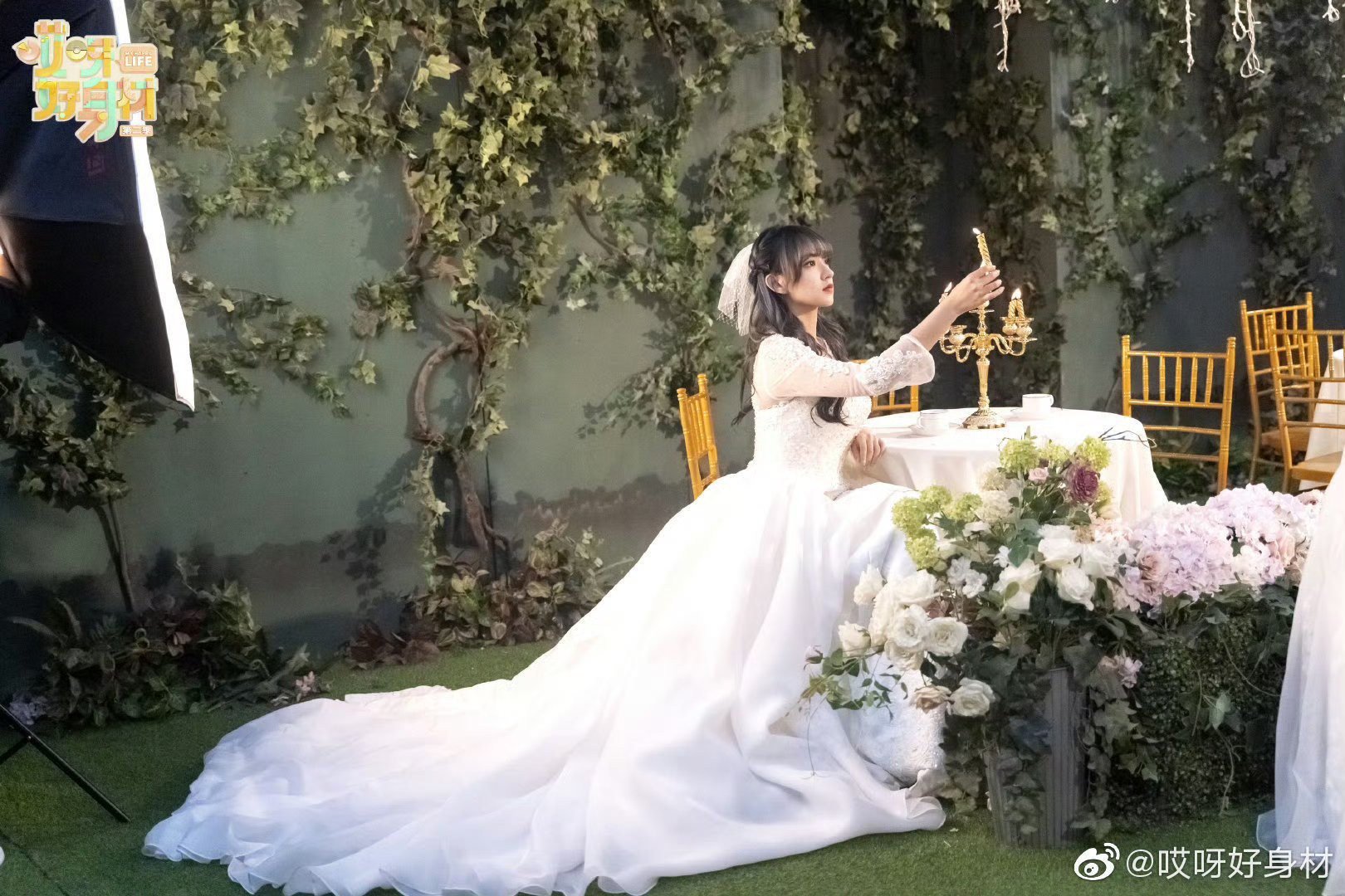 程潇美如画,婚纱造型惊艳众人,花园里留下浪漫瞬间.