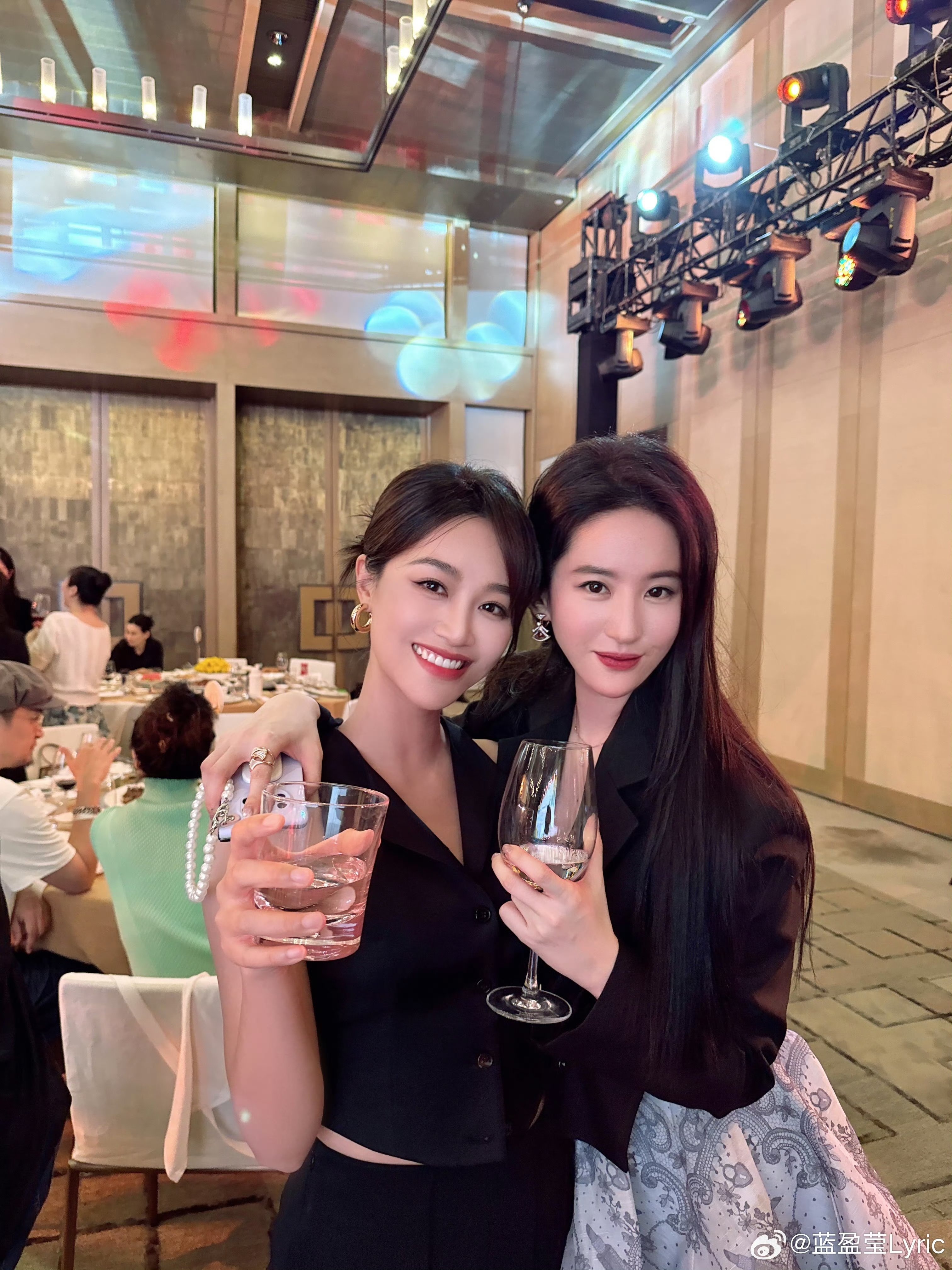 刘亦菲和蓝盈莹举杯共饮,姐妹情深,美酒当前,生活小确幸.