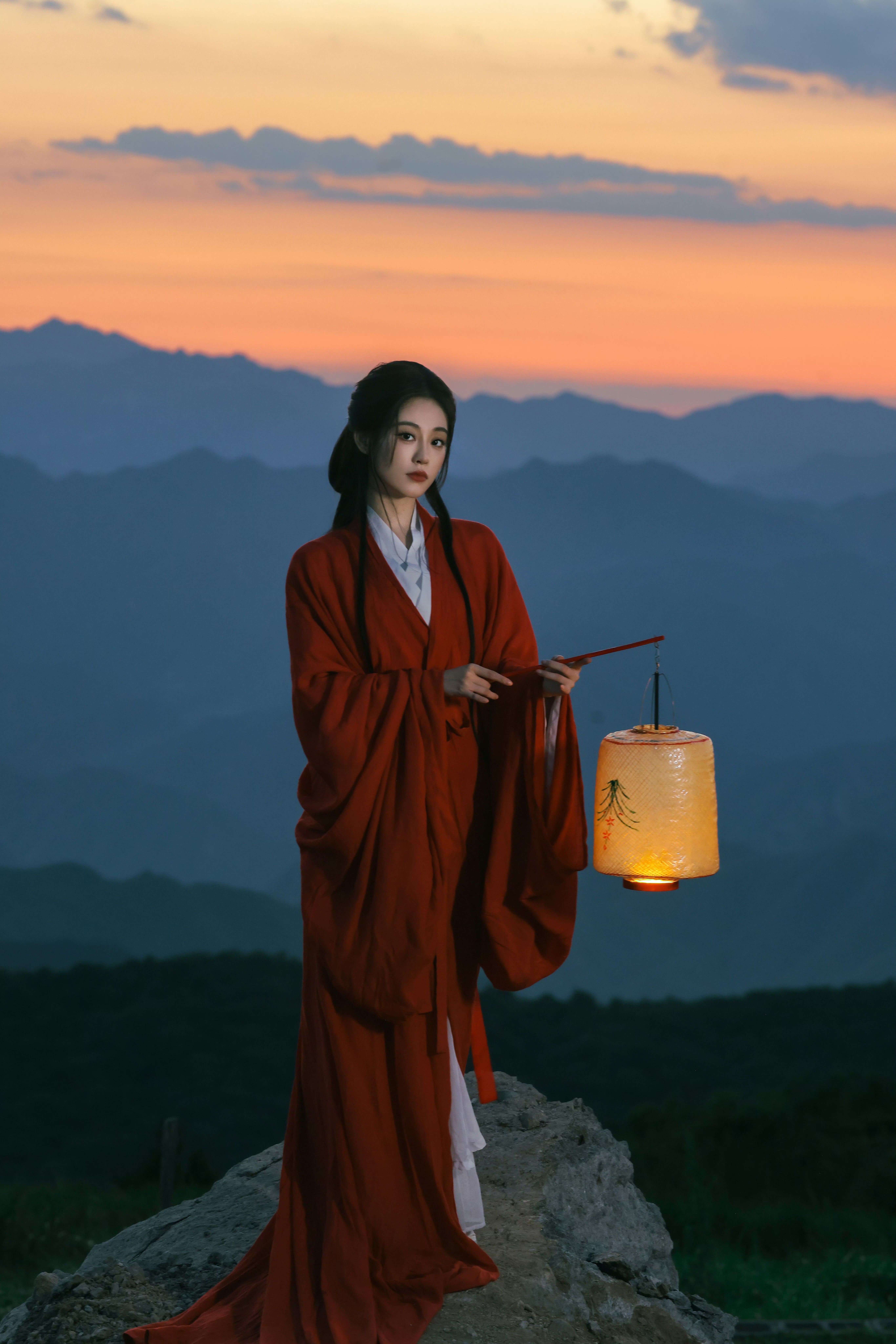 山峰上的古典美人,手持灯笼赏日落  一眼就被这张图片深深吸引!
