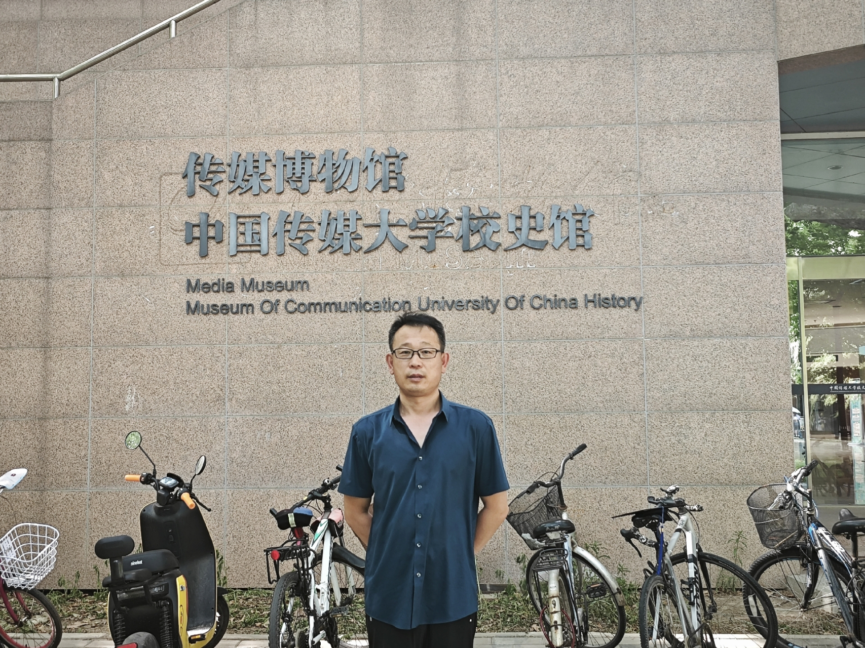 乌力吉简历: 02       乌力吉,蒙古族,1972年出生于内蒙古乌盟兴和