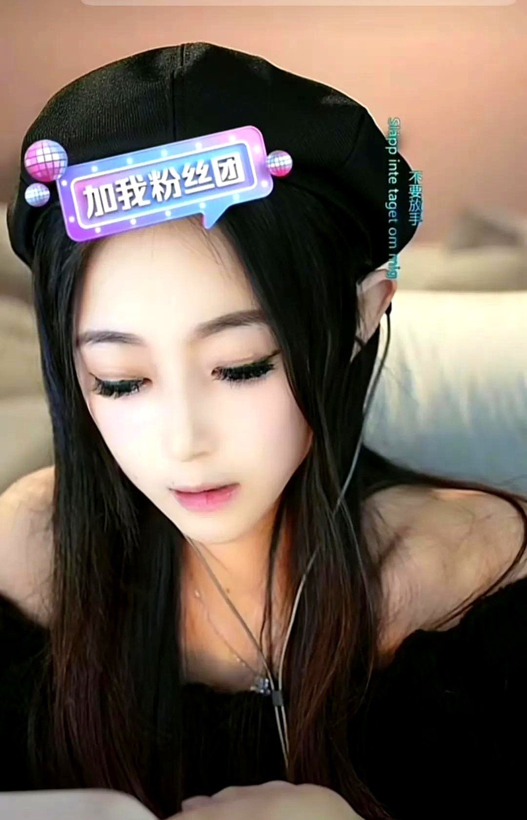 睡得昏昏沉沉的小七,自从给雪茄哥送了170个华子后,粉丝涨了大概10万