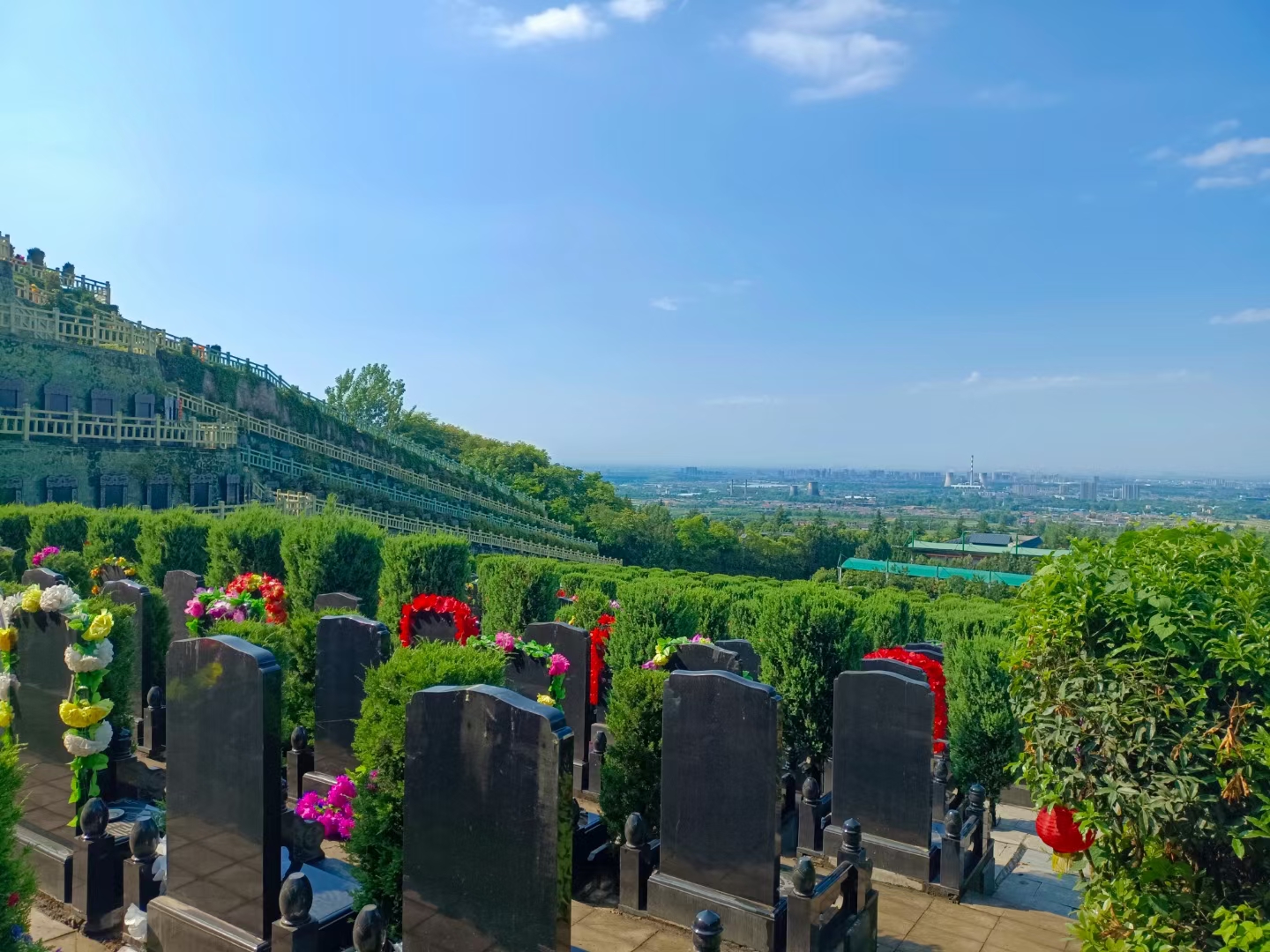 九龙山公墓      西安九龙山墓园地处西安市鄠邑区关中环线旁谭峪口村