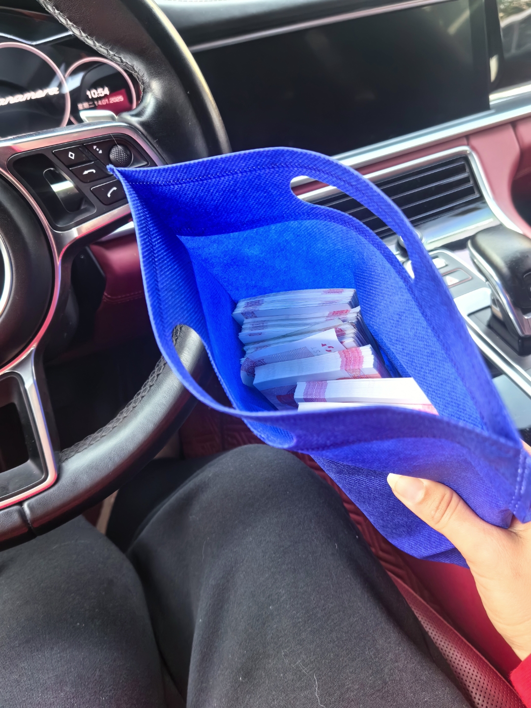 说没钱吧 十八线小城市百来万的房子住着 百多万的车开着 说有钱吧 这