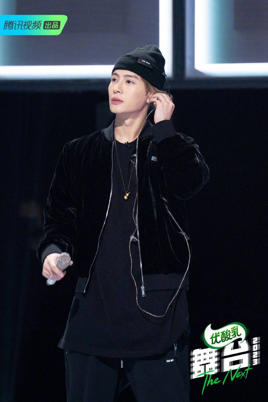 1,王嘉尔在酒吧对瓶吹茅台的视频曝光,粉丝认为他是在宣传中国酒,但仍