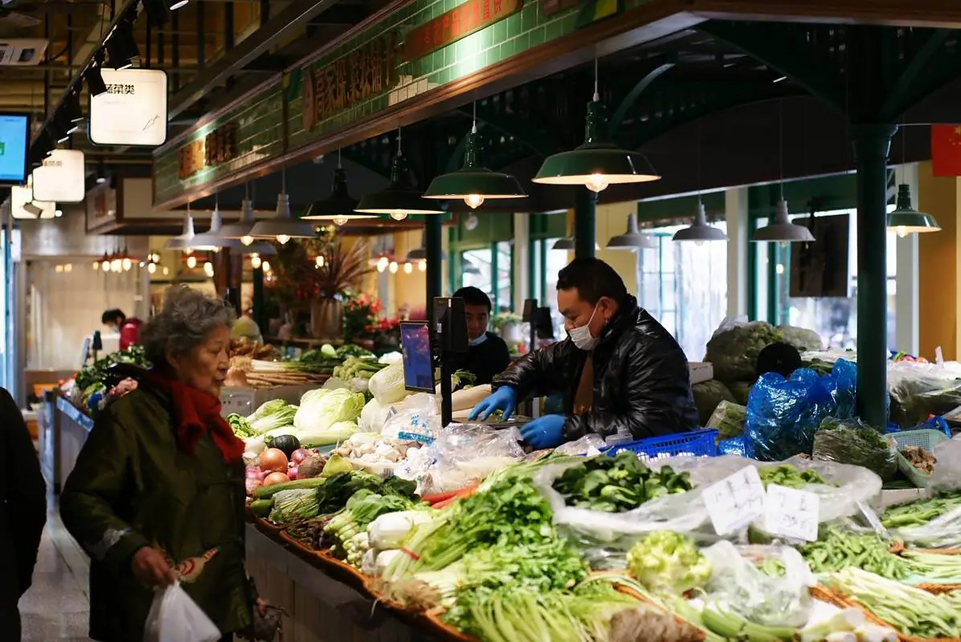 今天去菜场买菜,跑远一点,多走10分钟的路程,那个菜场大,菜的品种也多