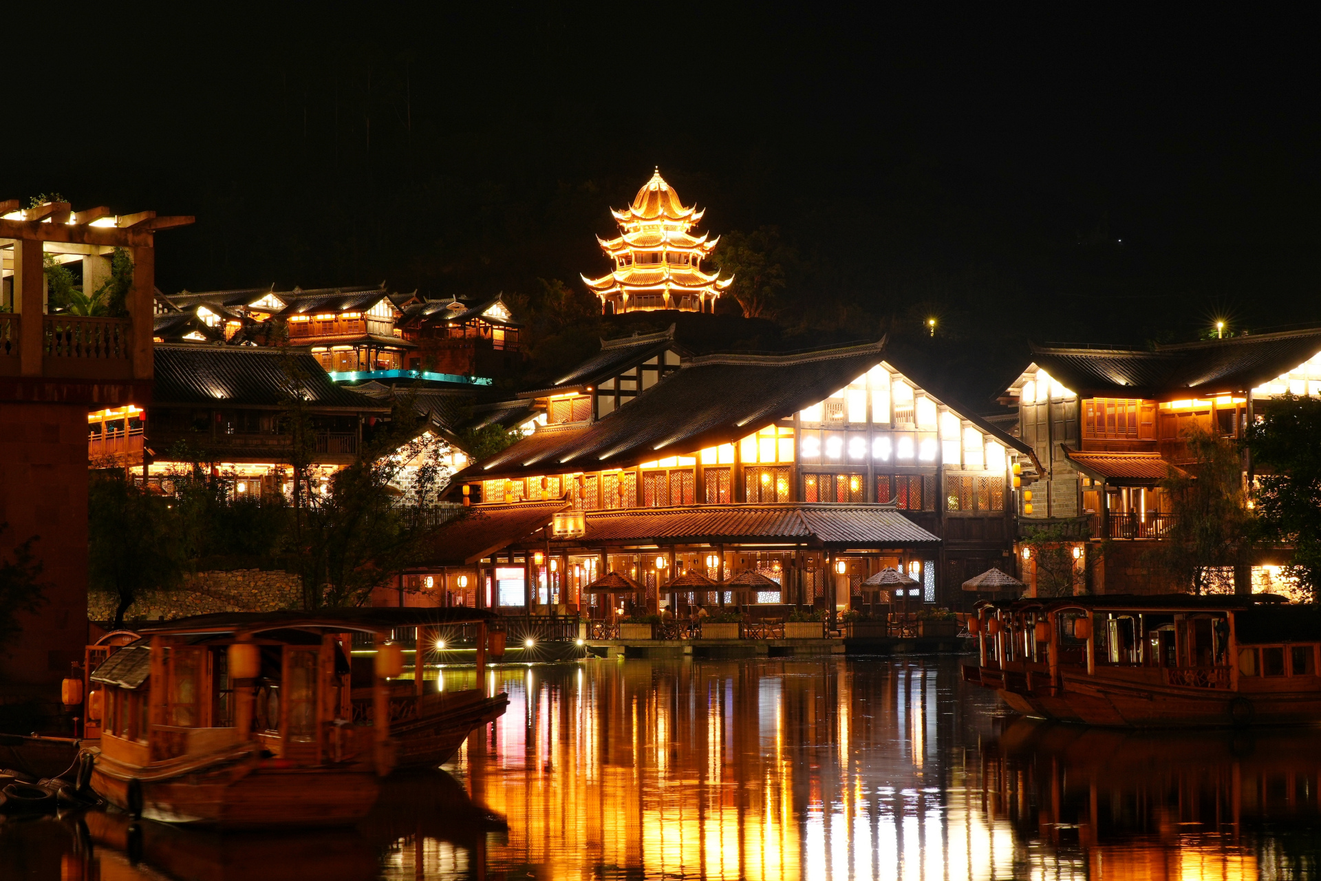 李庄古镇   -  夜景 夜景的古镇,灯火辉煌,在暖黄灯光衬托下,感觉更有