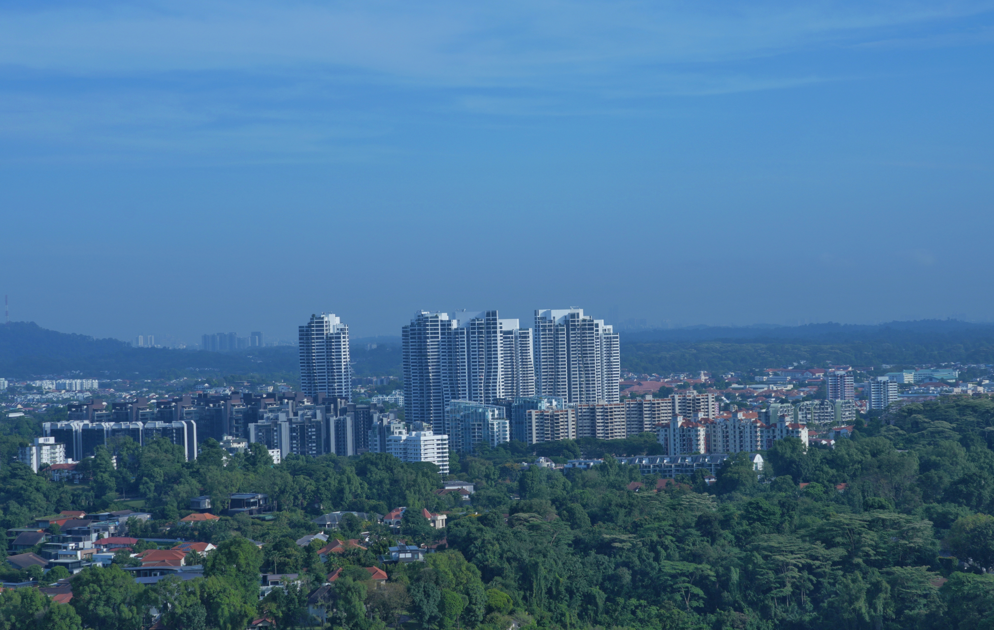在新加坡居民(组屋)楼47层顶楼平台免费看风景 拍摄地址:地铁绿线女皇
