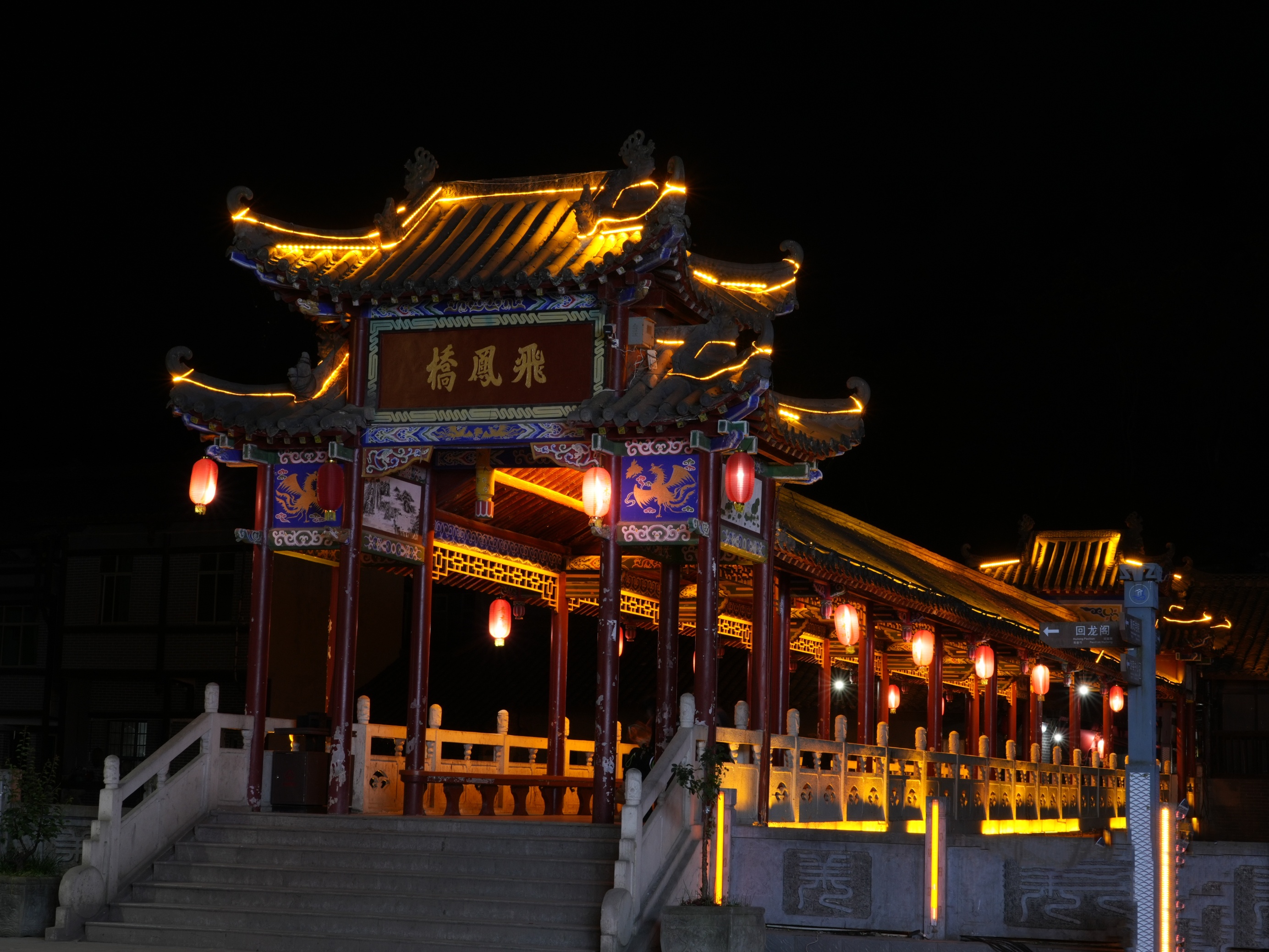 青木川镇位于三省(陕甘川)交界处,依山傍水,金溪河穿镇而过,古镇很小