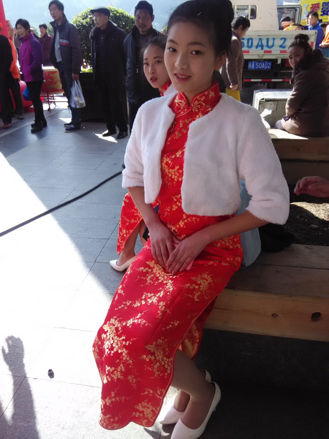 礼仪小姐在活动现场负责迎来送往,以亲切的微笑和礼貌的语言