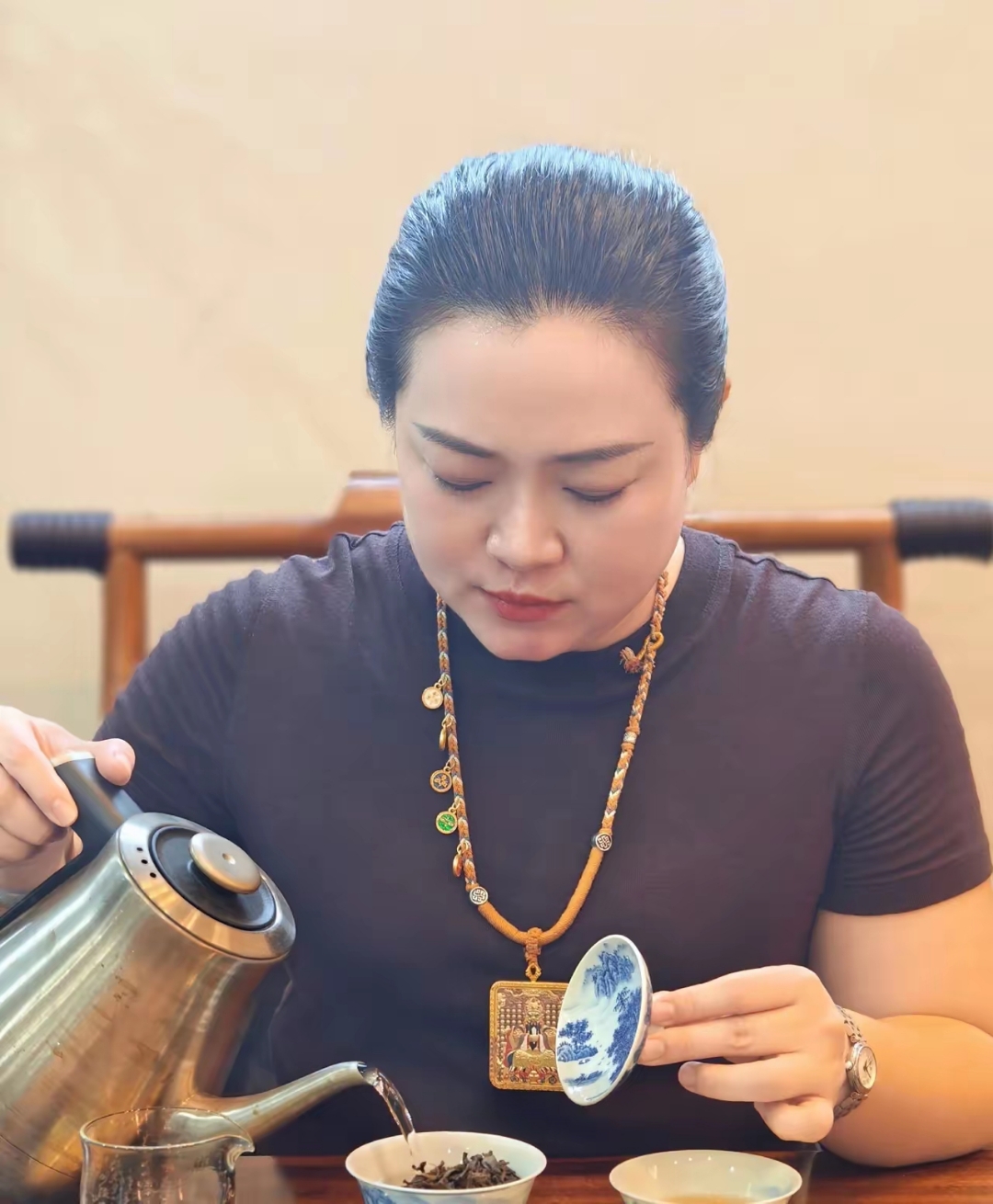 四十来岁的她每天在老榆木茶台前泡普洱,浑身珠光