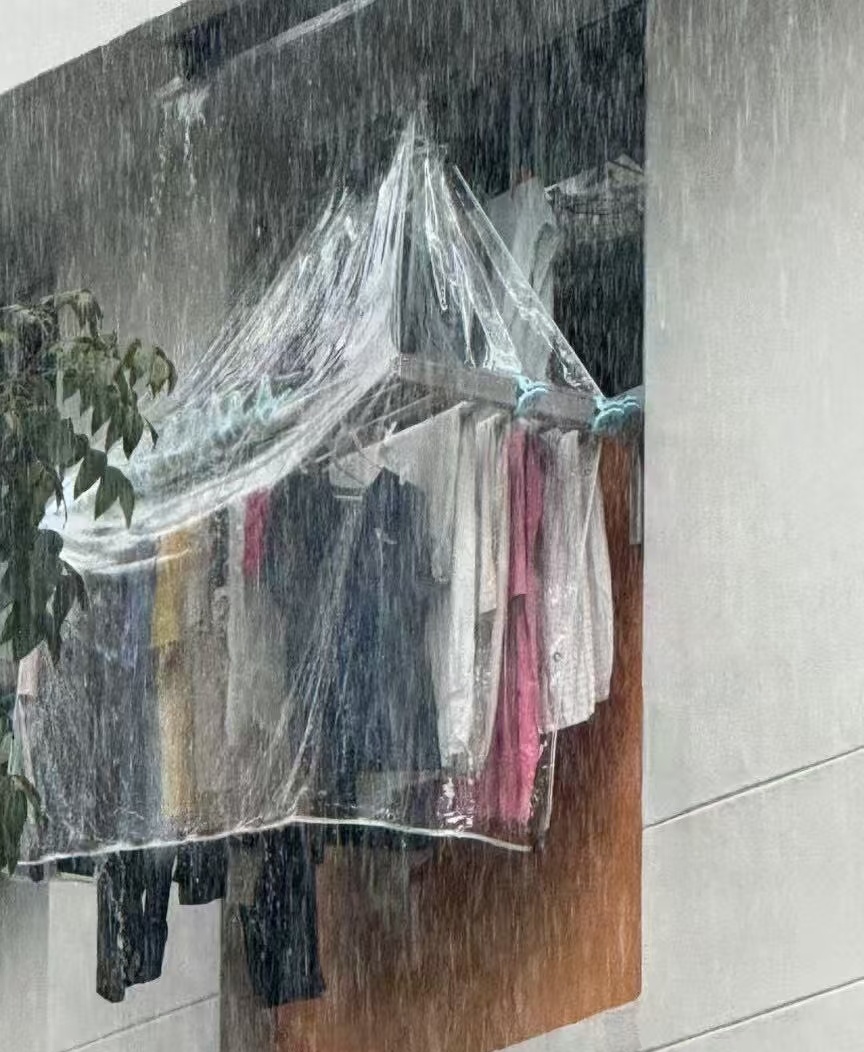 快来瞧新加坡这波晾衣神操作!外面大雨倾盆,人家的衣服却能独善其身