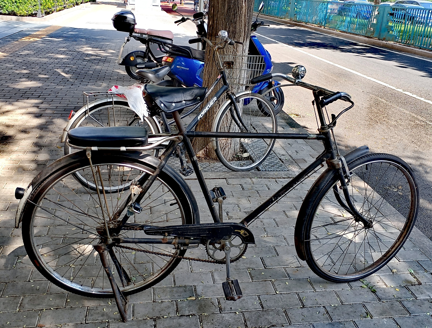 老"飞鸽牌"自行车,保护的这么好,看样子骑着很轻松.[赞同][开心]