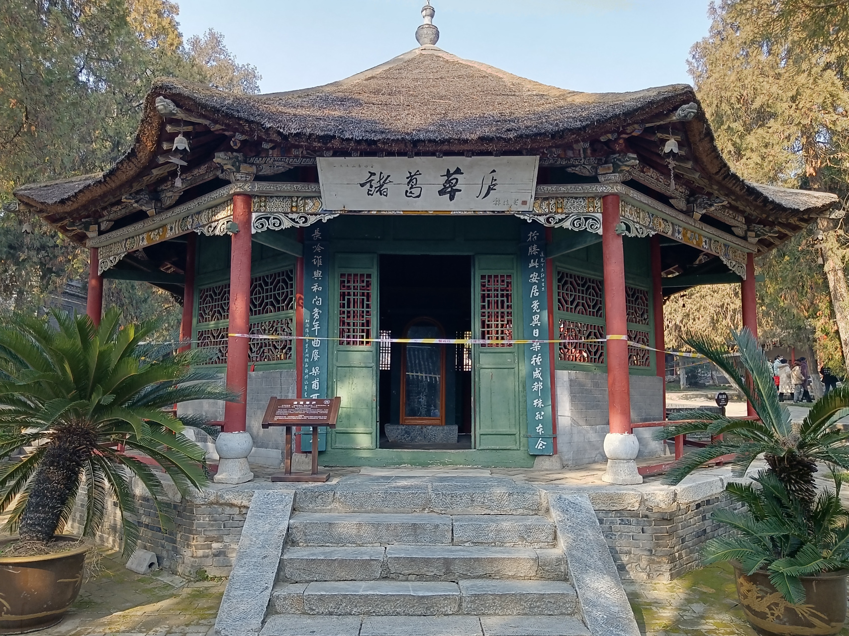 参观诸葛草庐,关羽和张飞蜡像,历史人物真实容貌大概是这样的吧!