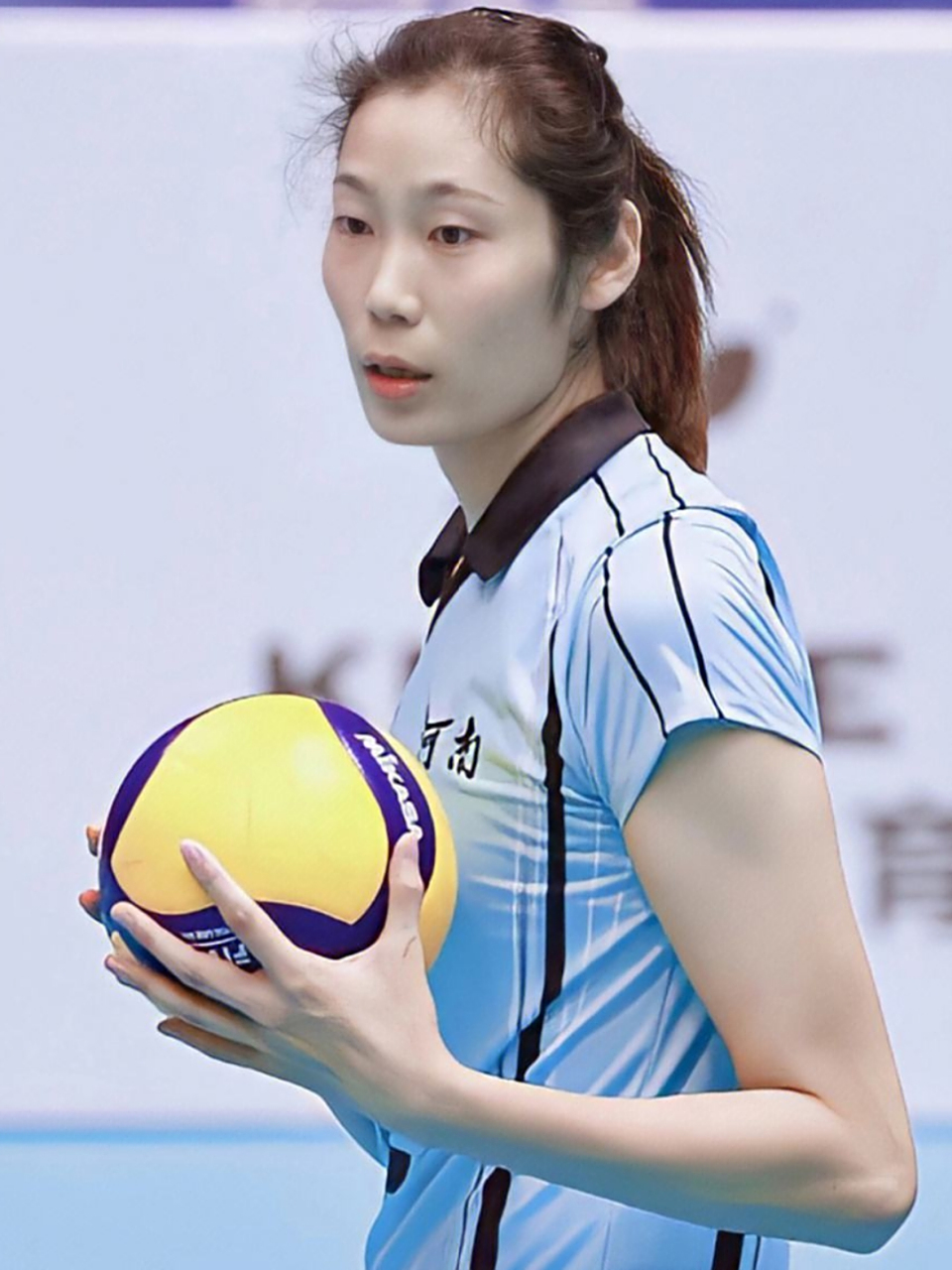 近日,中国女排队长朱婷发布了一条令人震惊的消息,她将在今年年底