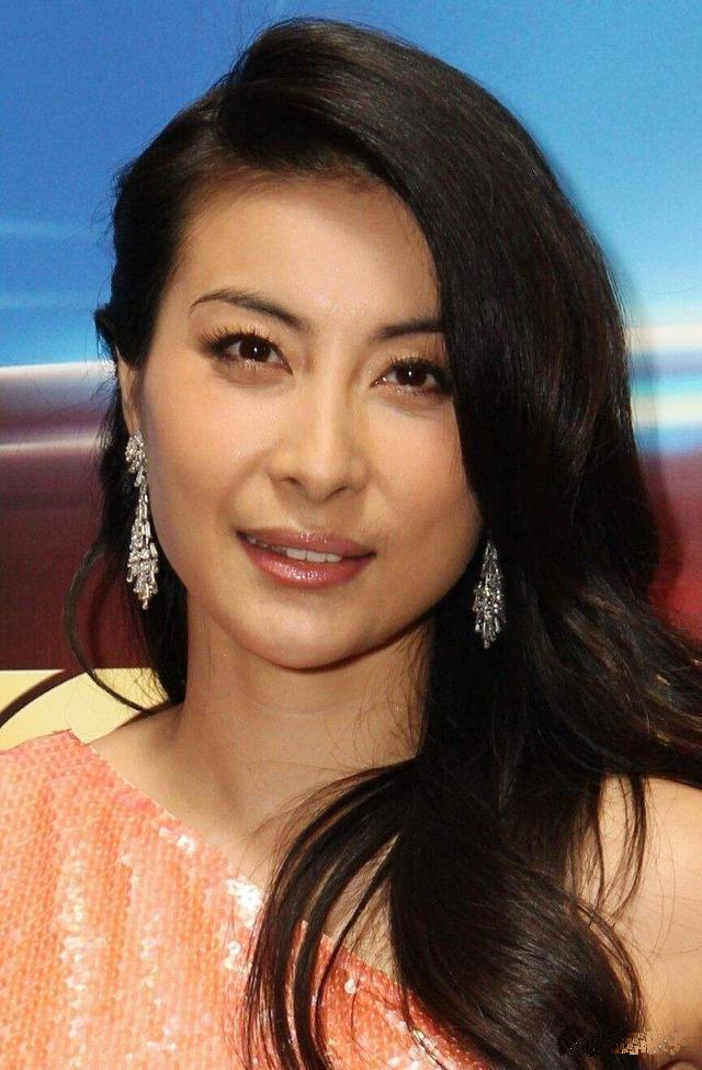 弯弯的眼睛透露出无尽的温柔.上扬的嘴角发自内心的喜悦.