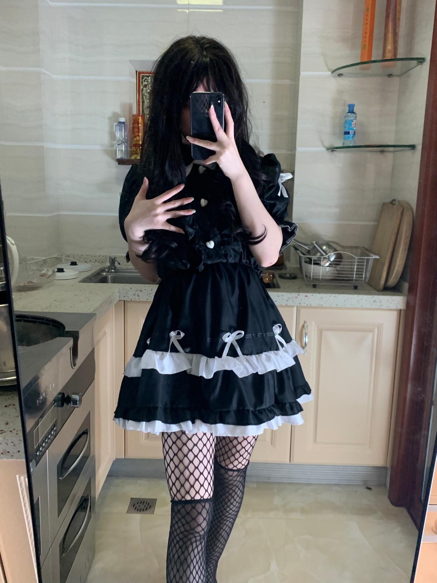 今日份的ootd,黑色连衣裙搭配渔网袜,镜中捕捉一丝甜酷感