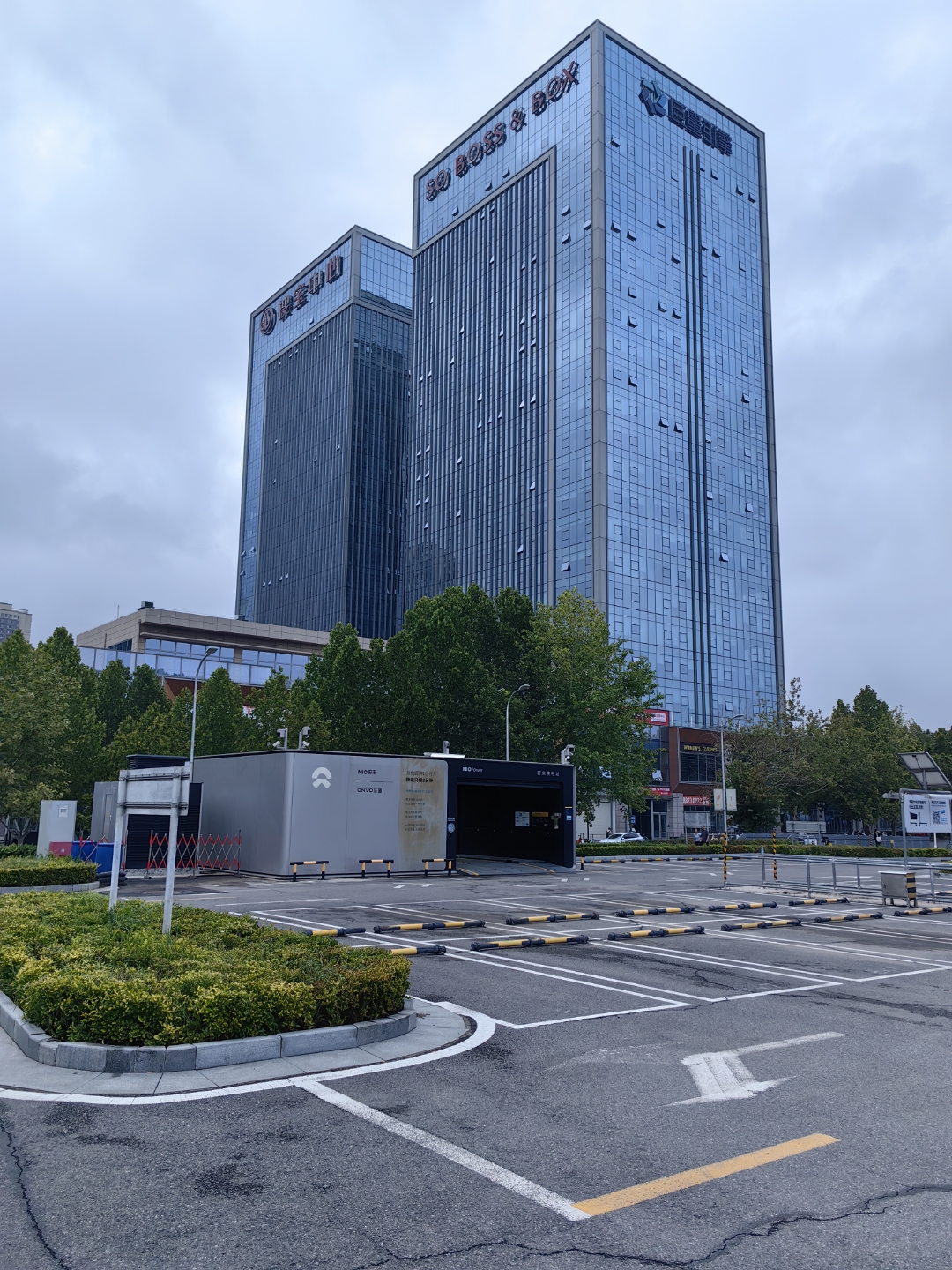 小米汽车新交付中心在普洛斯深圳龙华魔方大厦开业