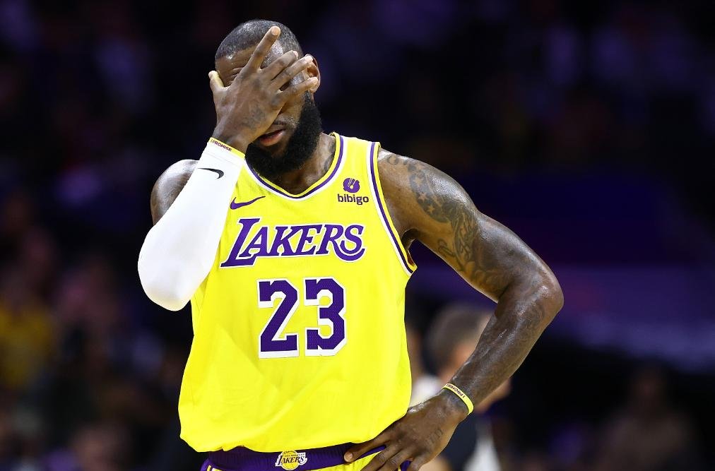 天勾贾巴尔是nba历史上最牛的球员之一,他有着超炫的职业生涯,还搞出