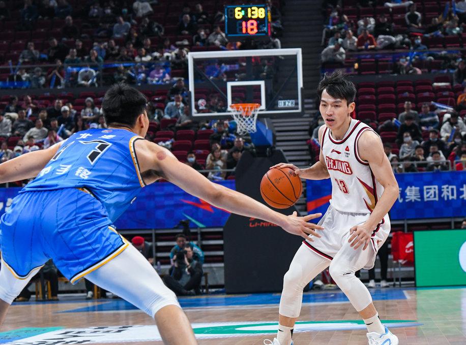 广东宏远队与辽宁队球员籍贯对比:  广东宏远队: 胡明轩,新疆乌鲁木齐
