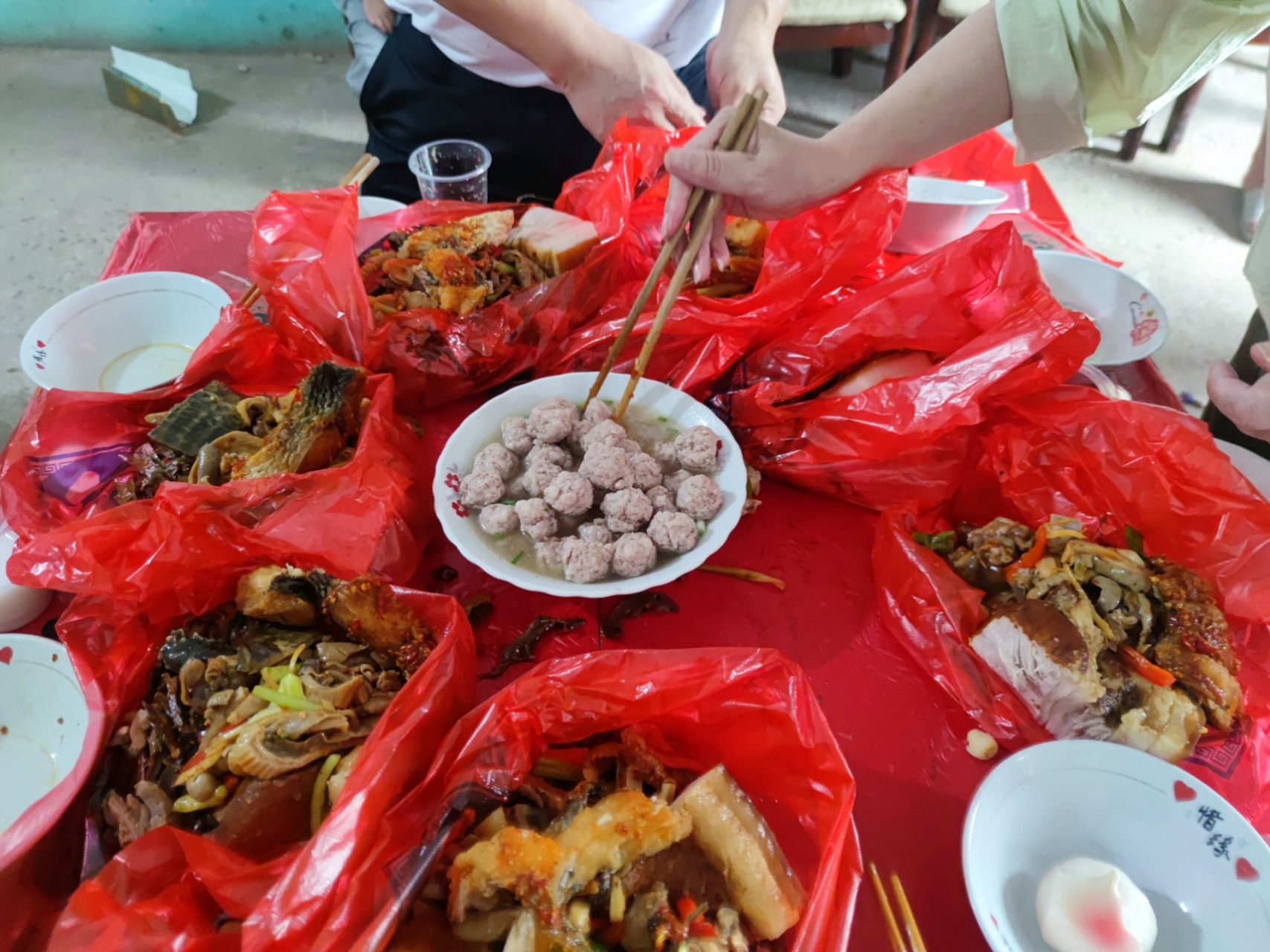 祁东东边区以前是"八大碗",现在出"十大碗","分菜"可以回家慢慢吃,没