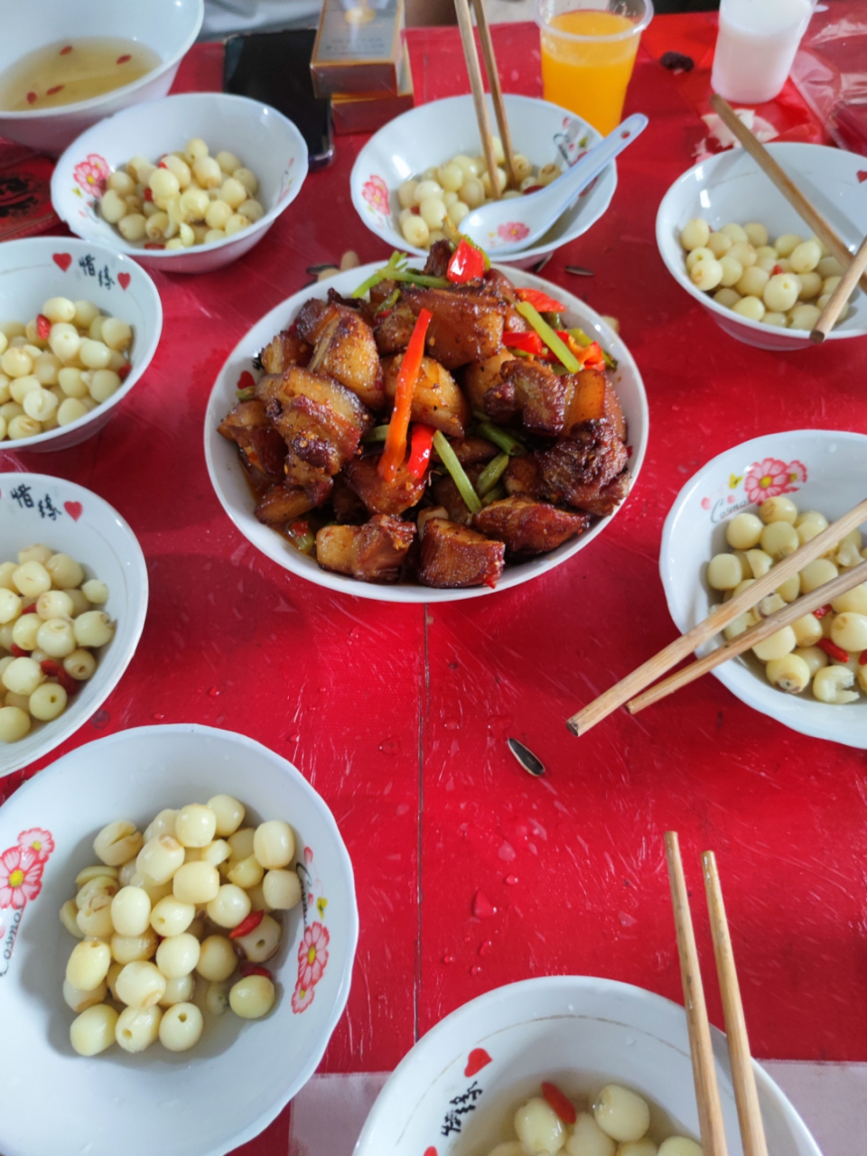 祁东东边区以前是"八大碗",现在出"十大碗","分菜"可以回家慢慢吃,没