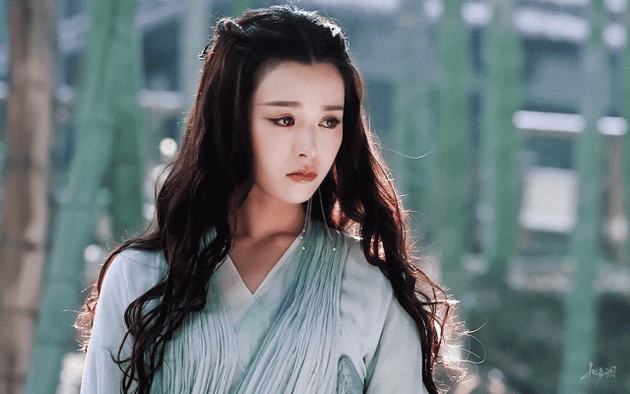 每次看到文咏珊,都会想起《九州海上牧云记》里的"魅"盼兮,"仙魅"得让