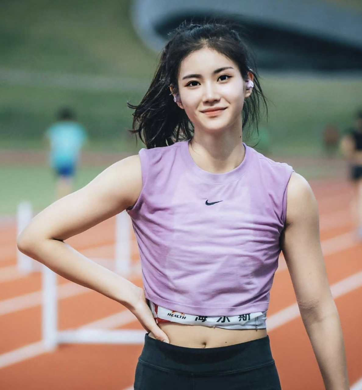 夏思凝,2003年出生于湖南省邵阳市,新生代女田径运动员,第一次看到