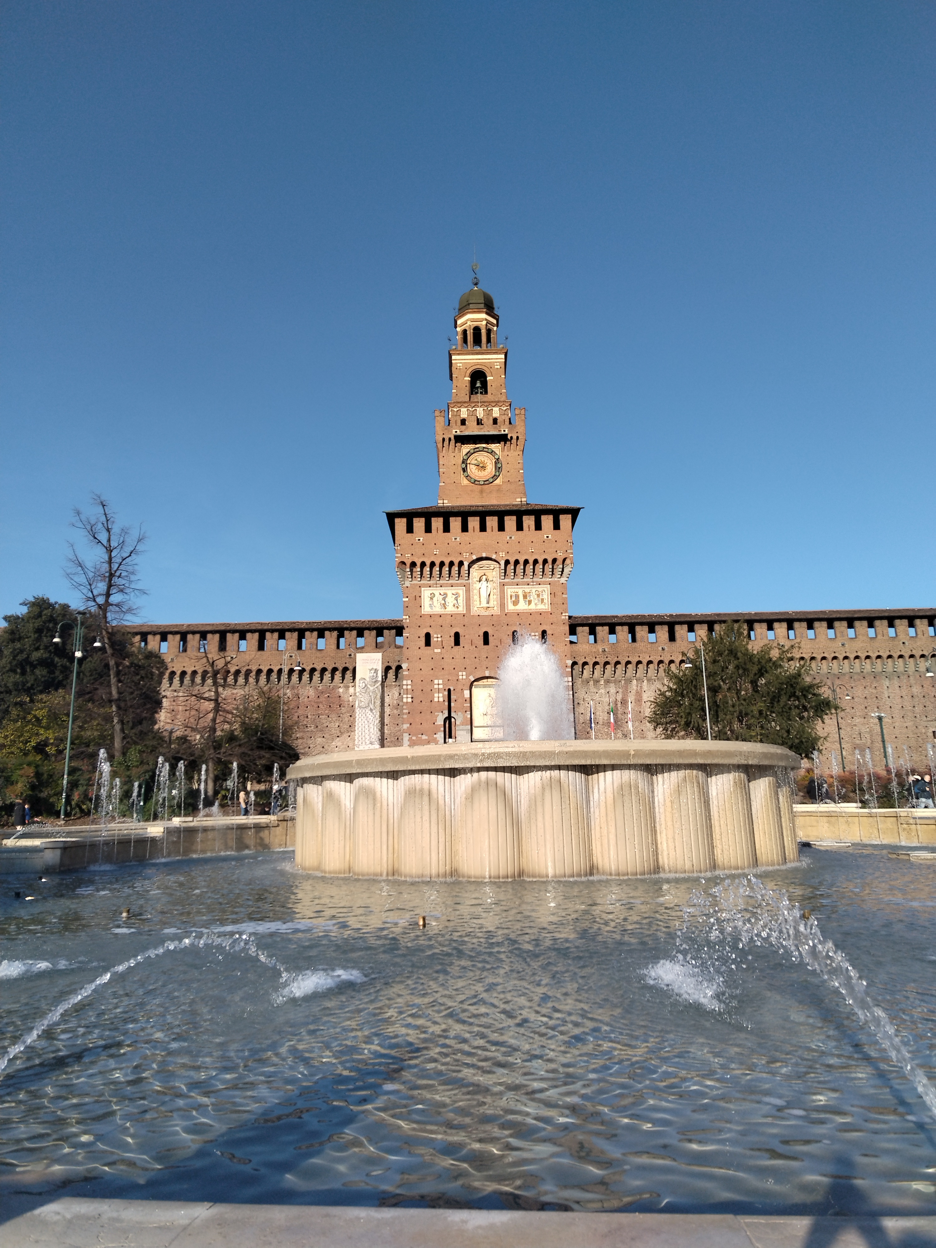 始建于1368年,1450年由统治米兰的斯福尔扎伯爵重建,为其家族住所.