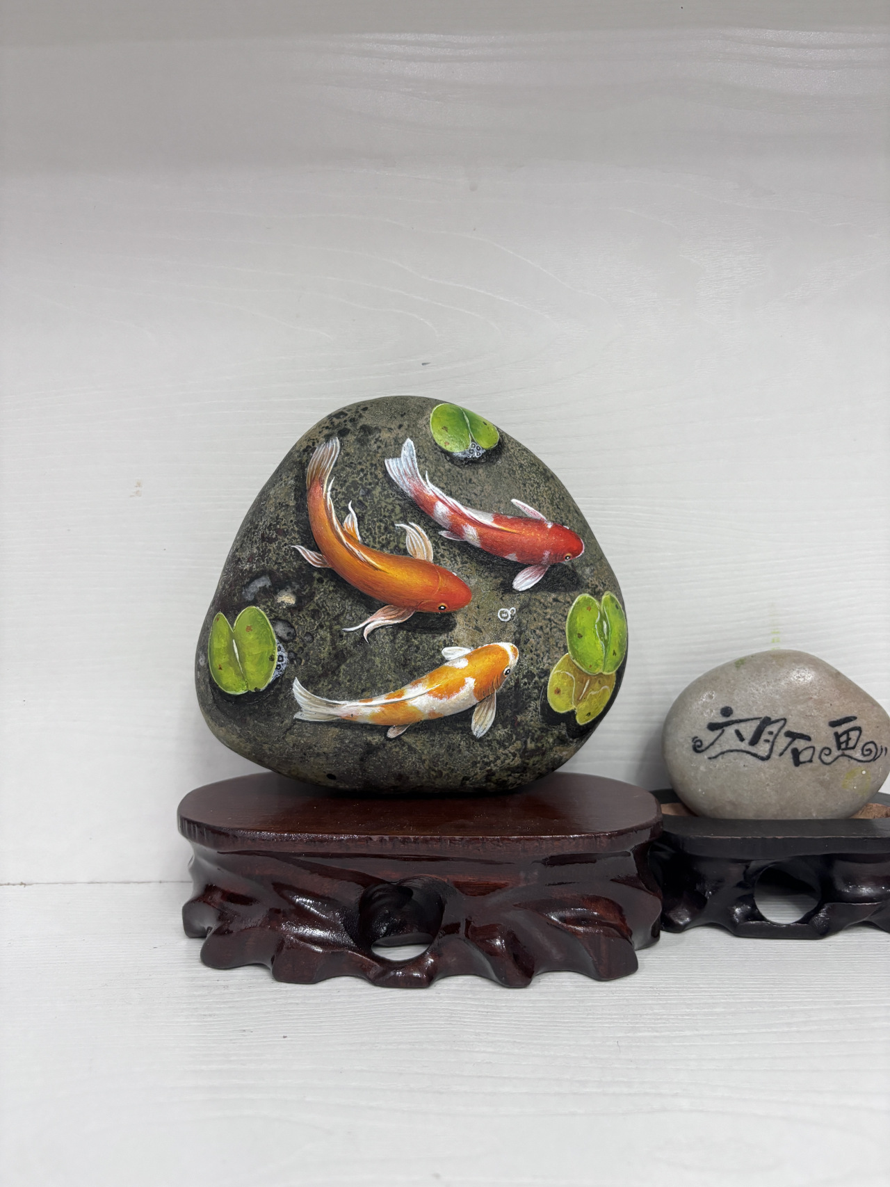 画在石头上的锦鲤,这是我特别喜欢的三幅锦鲤小作品,百看不厌.