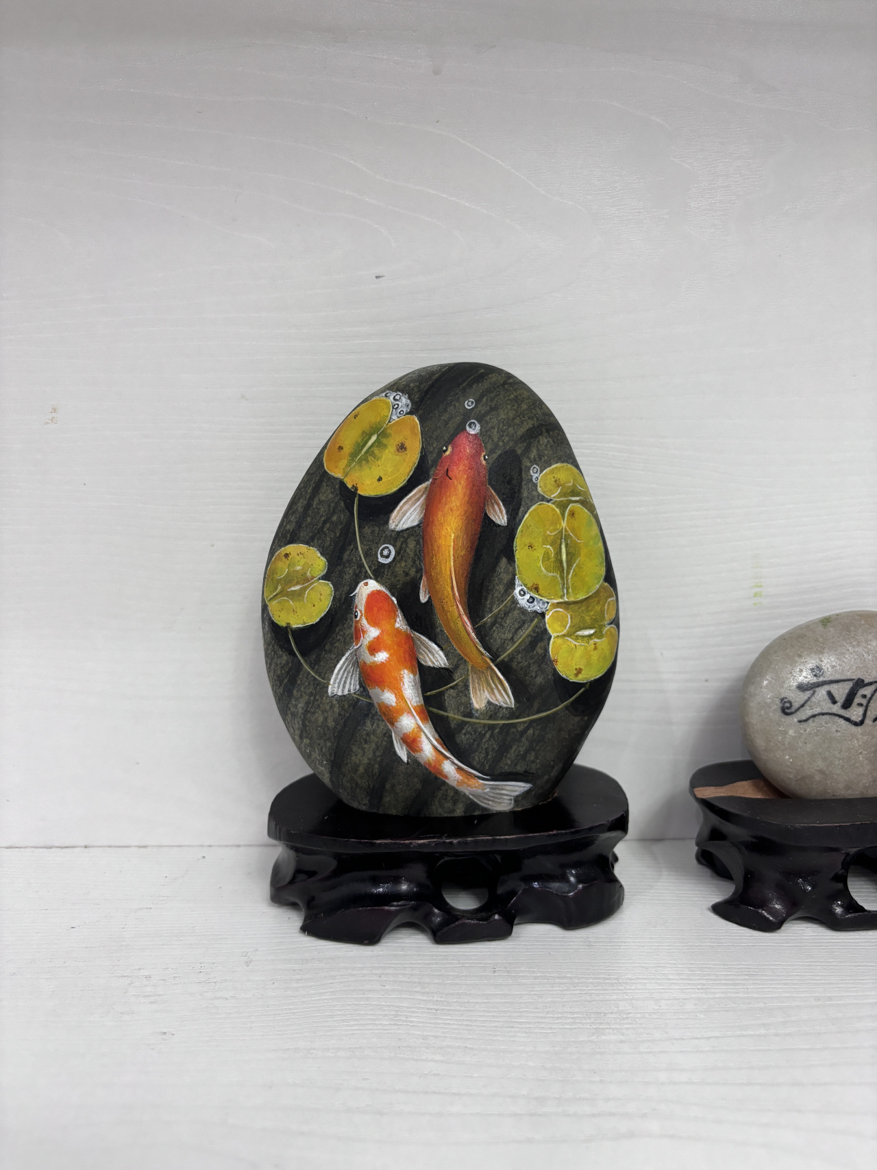 画在石头上的锦鲤,这是我特别喜欢的三幅锦鲤小作品,百看不厌.