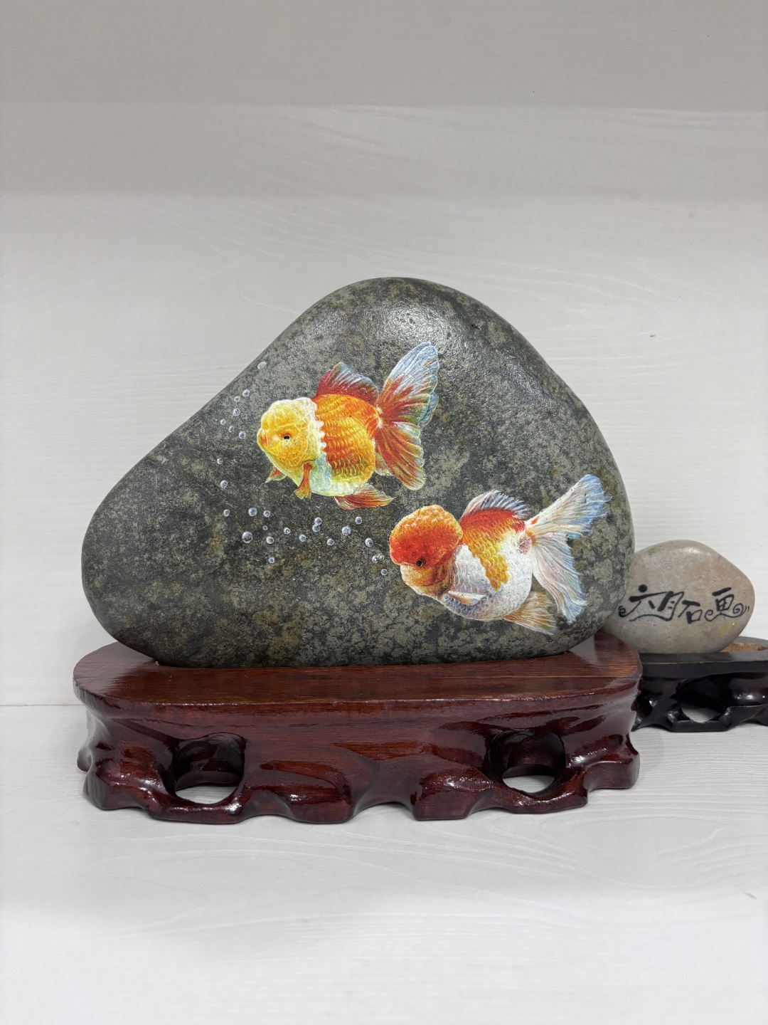 今天七夕,用漂亮的草花石画一对漂亮的金鱼,祝大家都幸福美满