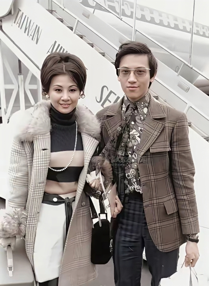 照片中这对衣着华贵,打扮时尚的璧人,正是歌星陶喆