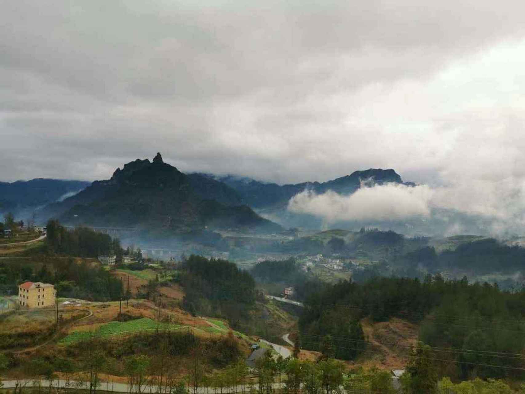 重庆黔江沙坝镇,清晨的二郎山,如梦如幻,太美了!