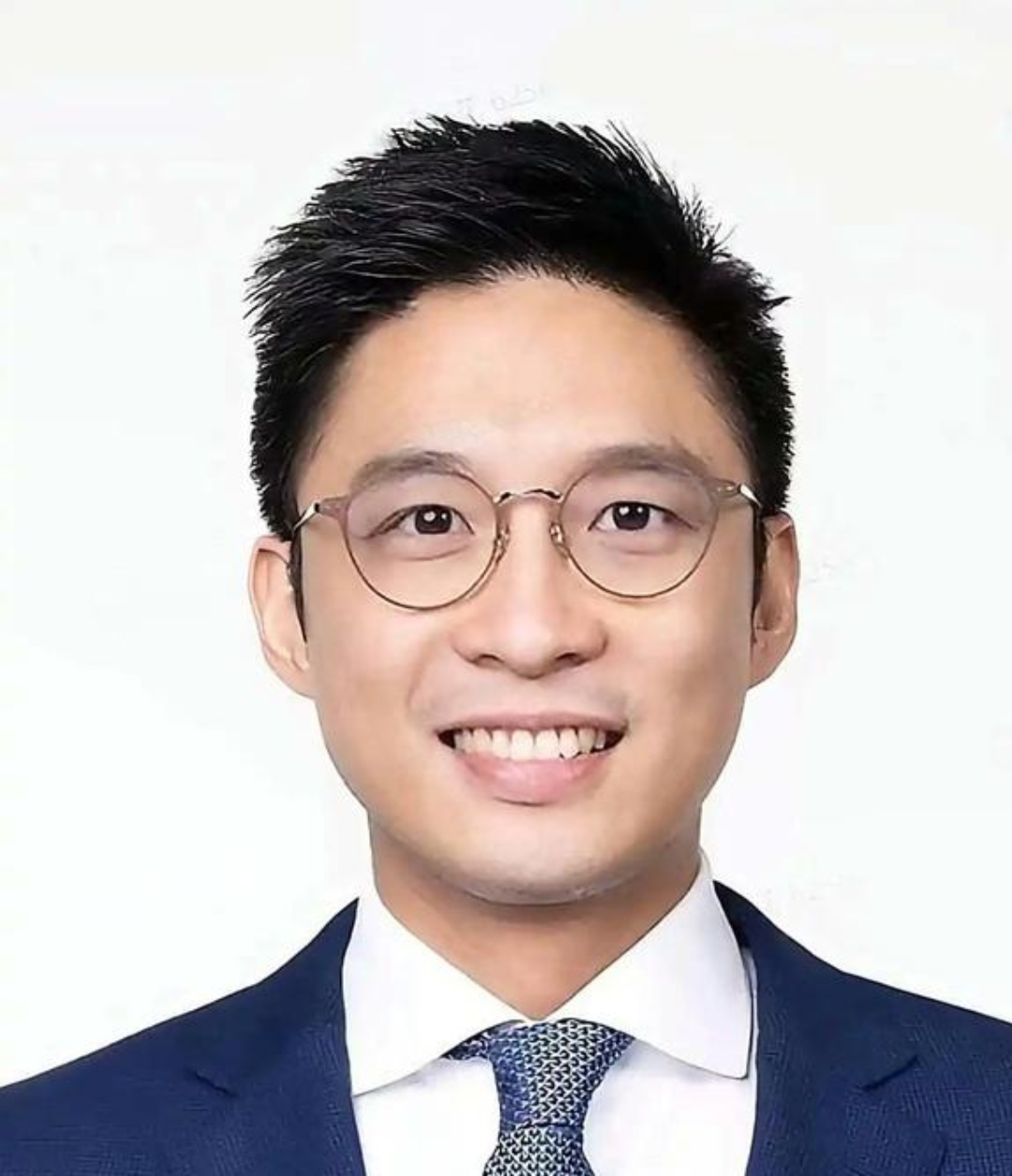 记者问40岁的霍启山:"你谈了好几段恋爱,最后都没成,究竟想找个什么样