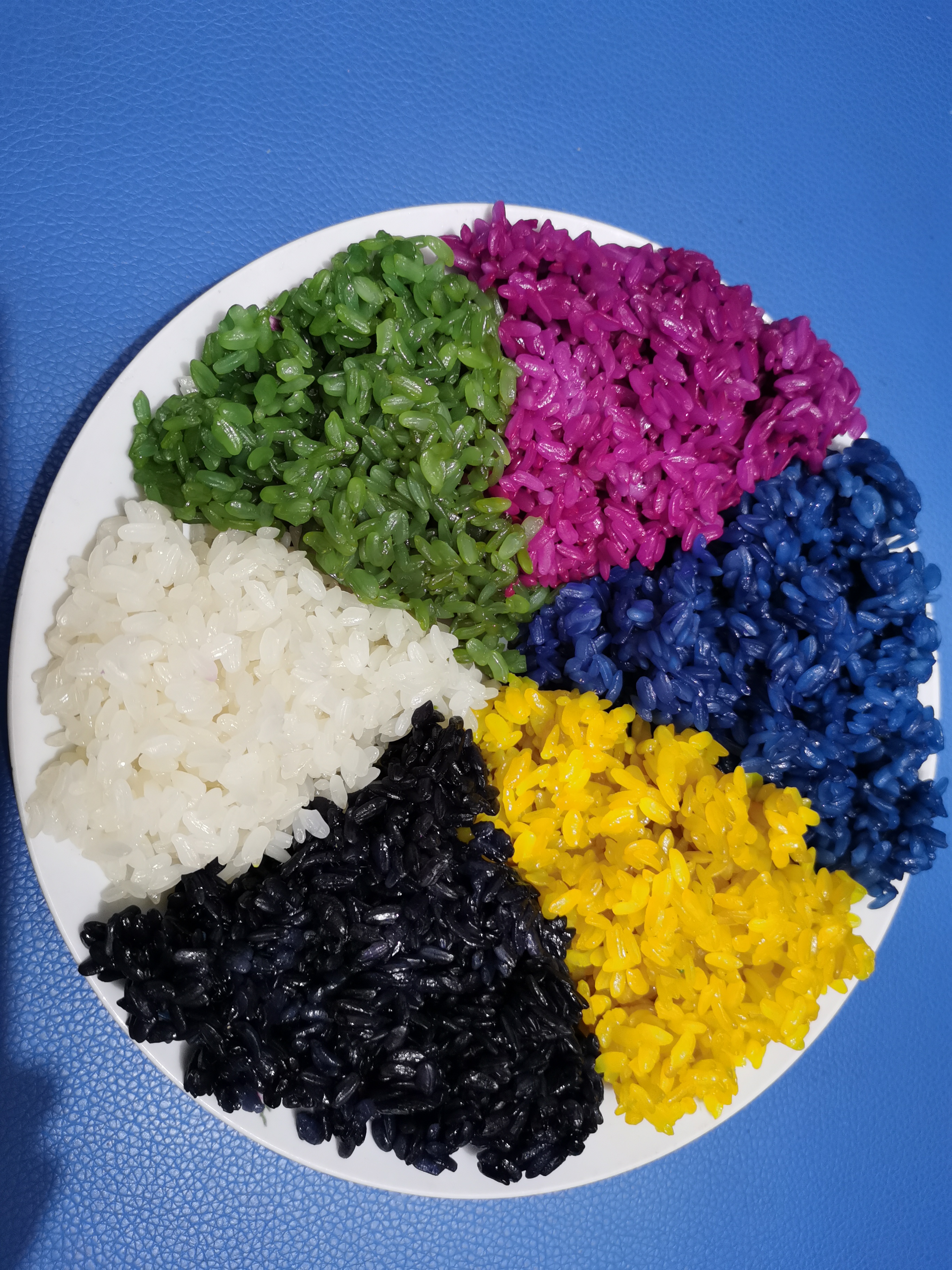 今天做的彩色糯米饭