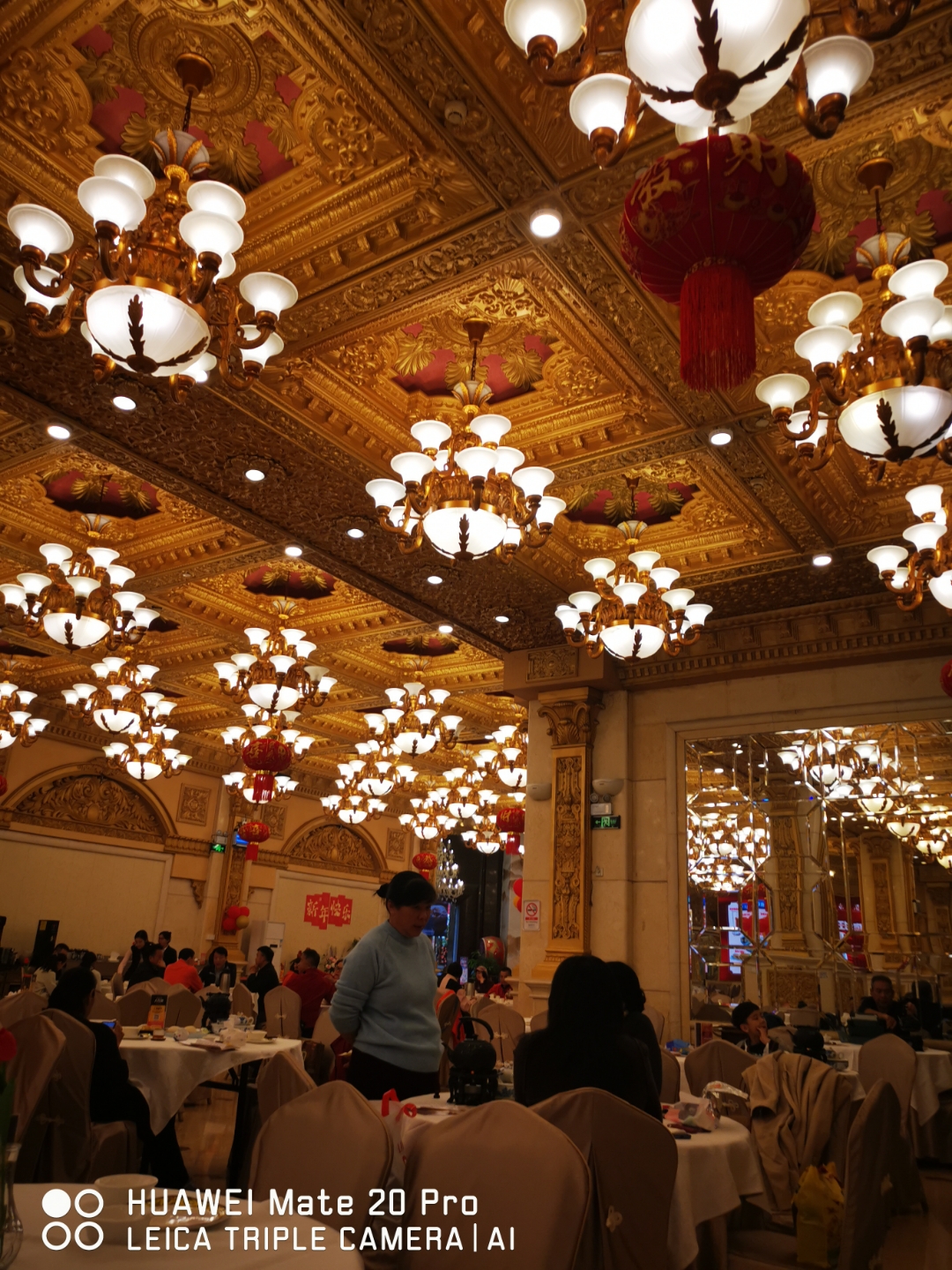 冬去春来小年到, 褔气祥瑞喜洋洋. 绿树成荫道两边, 行人悠然自得游