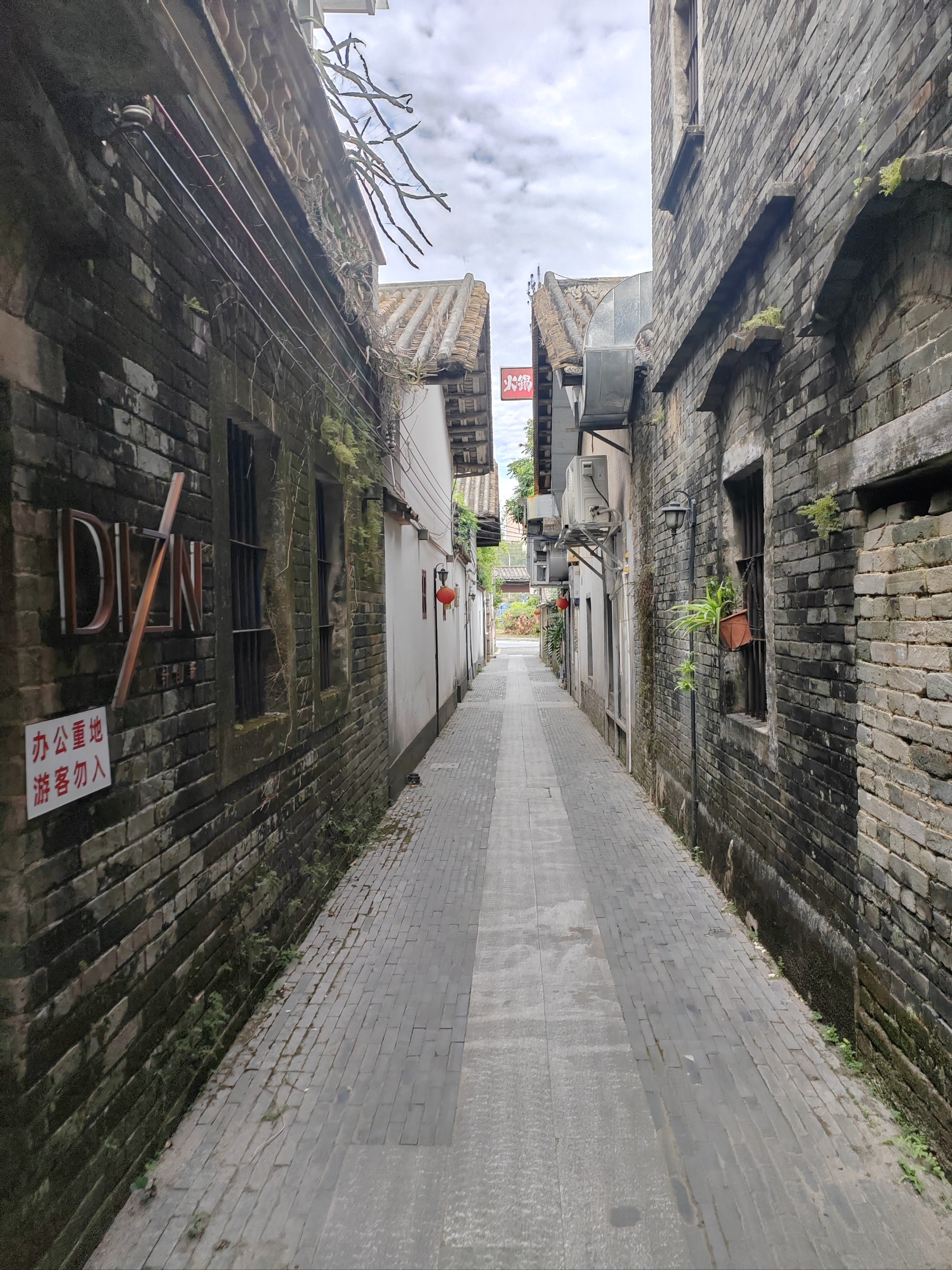 结庐在人境, 而无车马喧. 问君何能尔? 心远地自偏