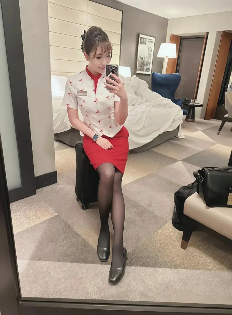 香港国泰航空您坐过吗?这个空姐真的有气质,下次留意一下哦!
