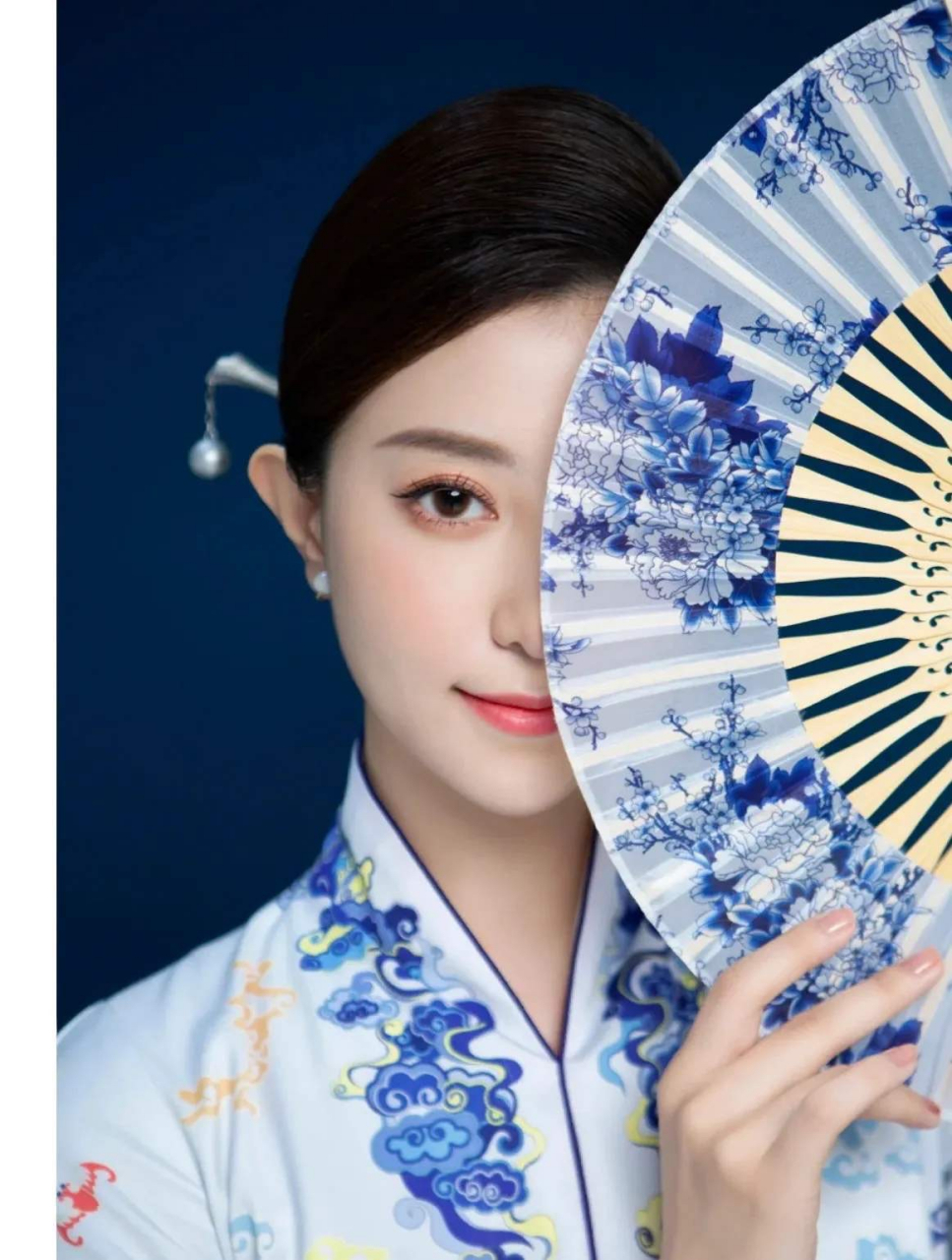 海航青花瓷美女.生活照难得一见!制服照美到极致!