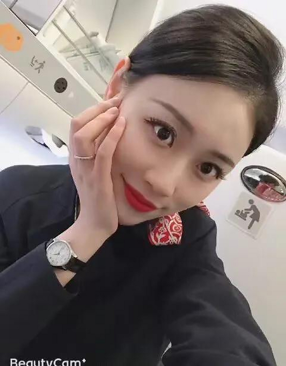 东航乘务长果然很有领导风范啊,不过她很亲切呢,大家都喜欢.