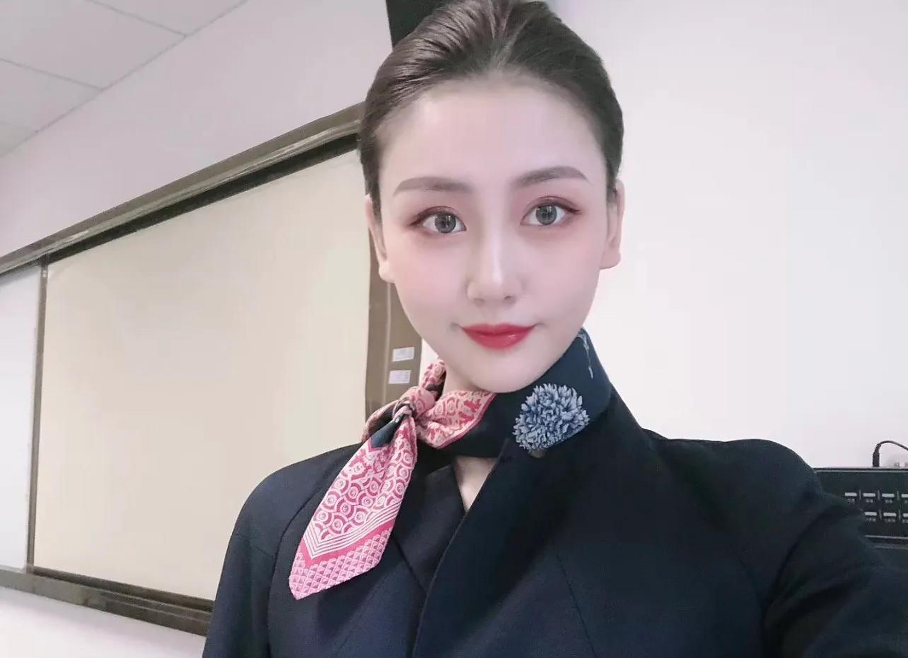 东航乘务长果然很有领导风范啊,不过她很亲切呢,大家都喜欢.